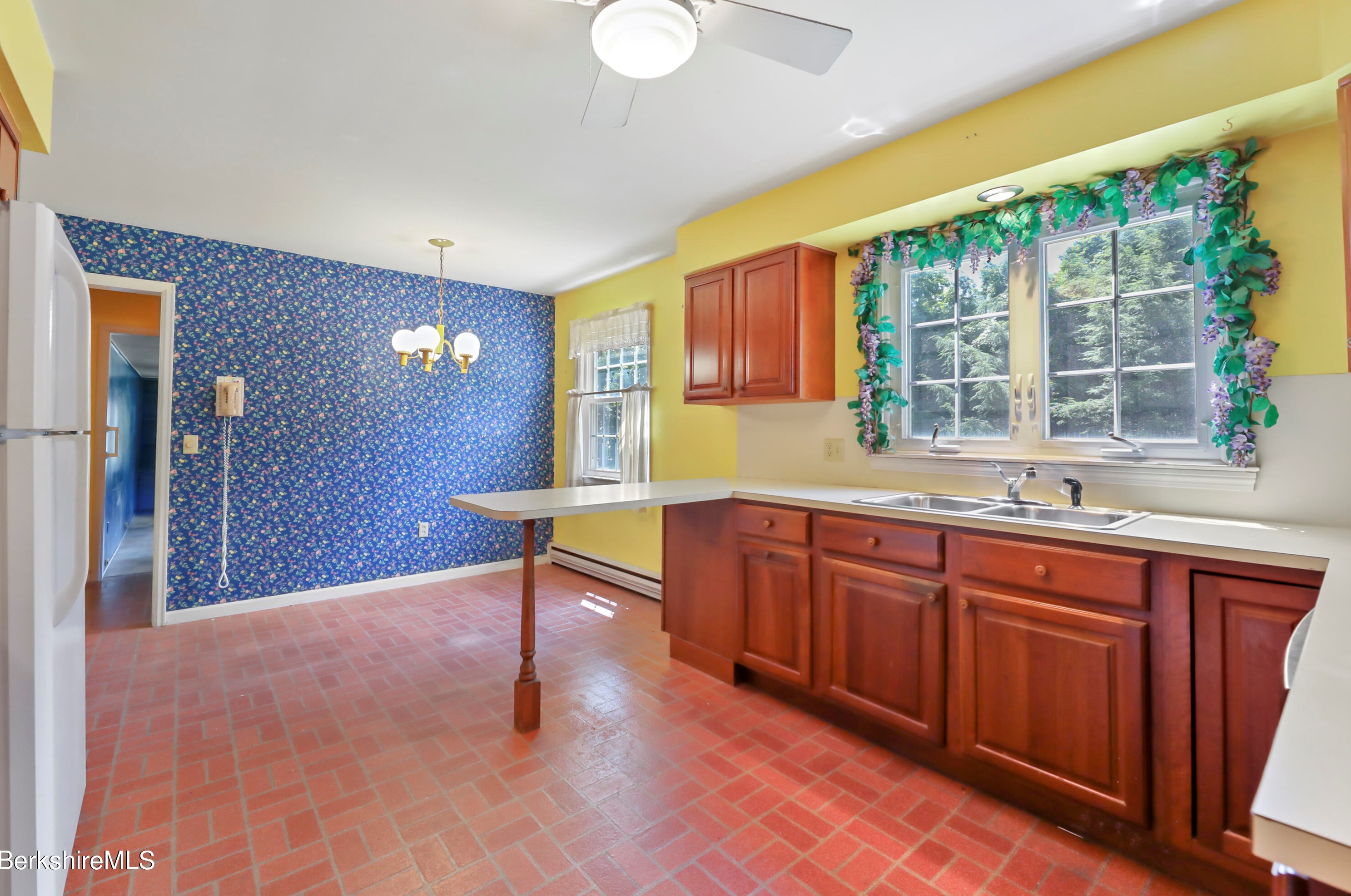 90 Dawes Ave, Pittsfield MA 01201-7322 exterior