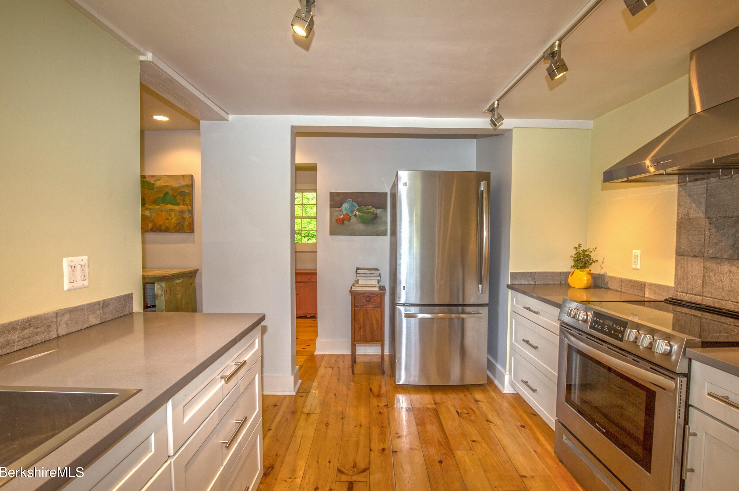 165 Monument Valley Rd, Alford MA 01230-1458 exterior