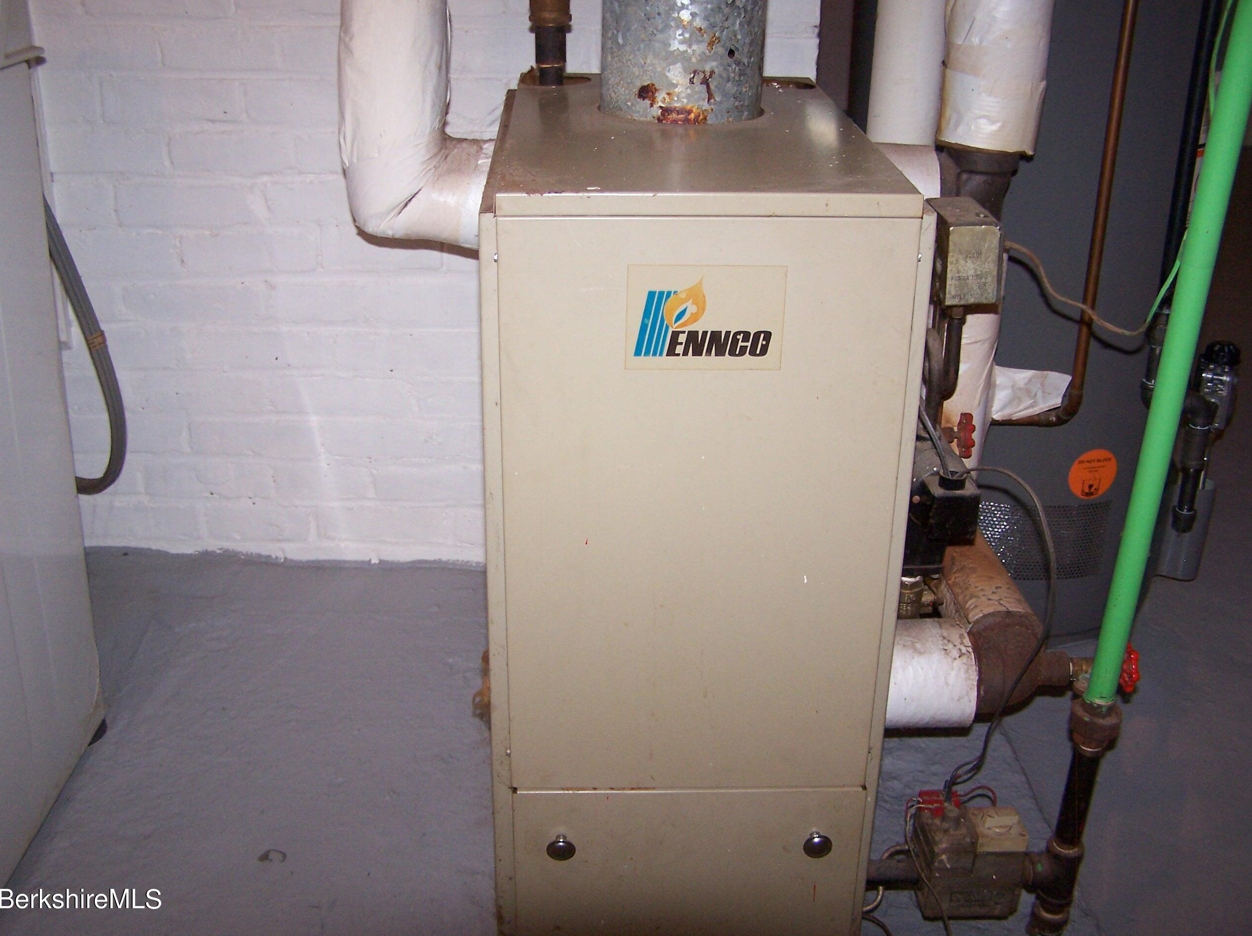 61 Elberon Ave, Pittsfield MA  01201-2840 exterior