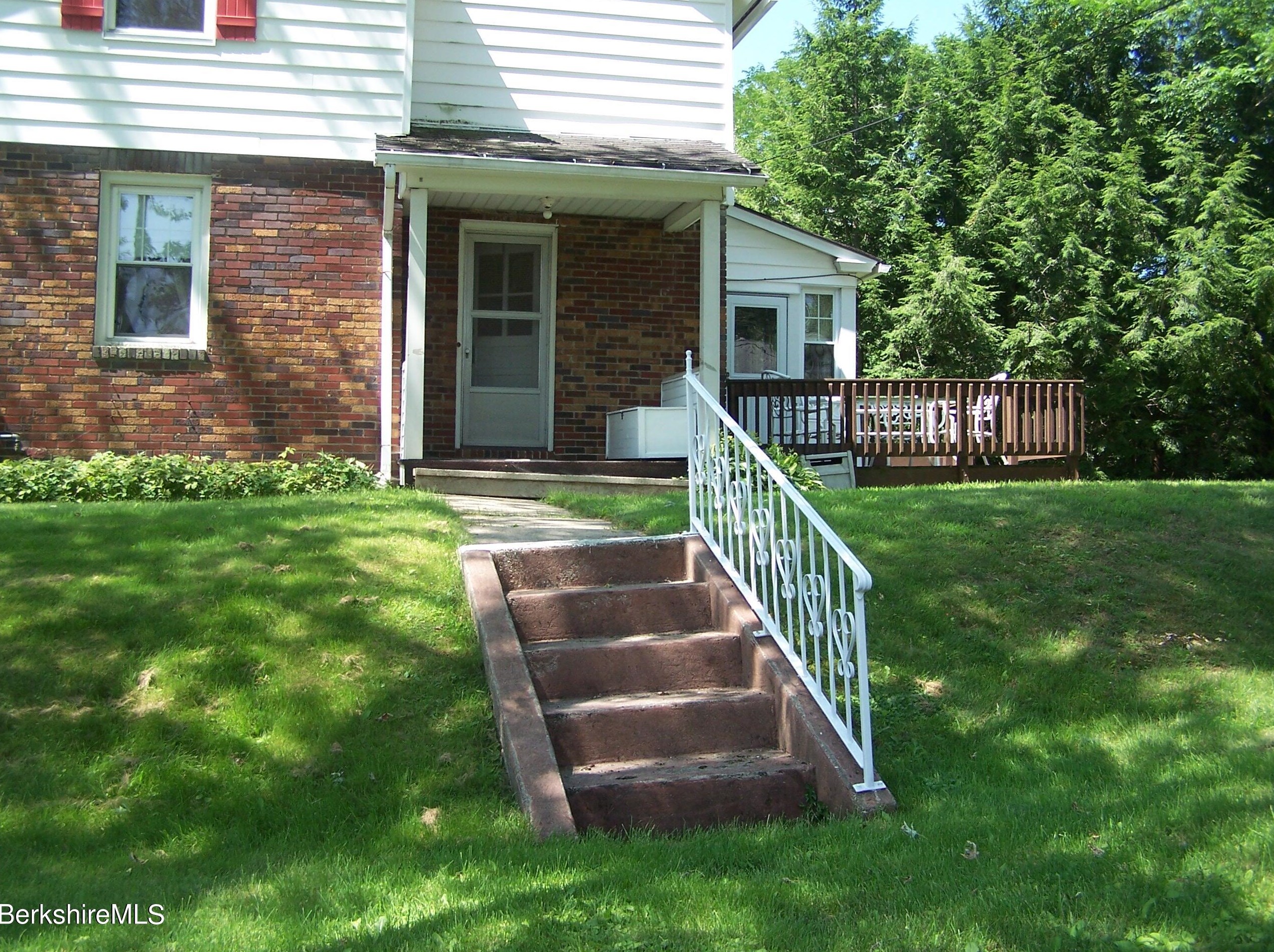 61 Elberon Ave, Pittsfield MA  01201-2840 exterior