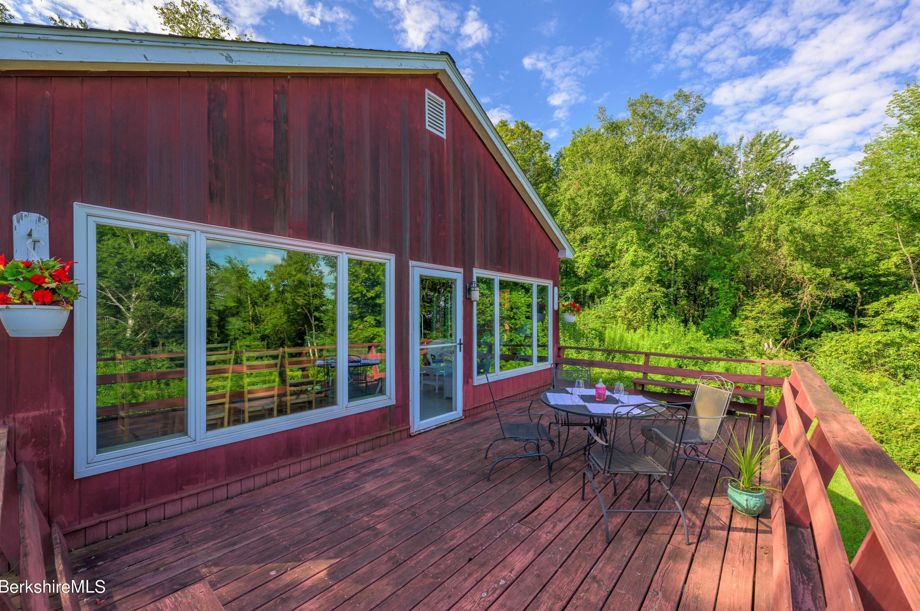 33 Birch Hl Rd, Alford MA 01266-9301 exterior