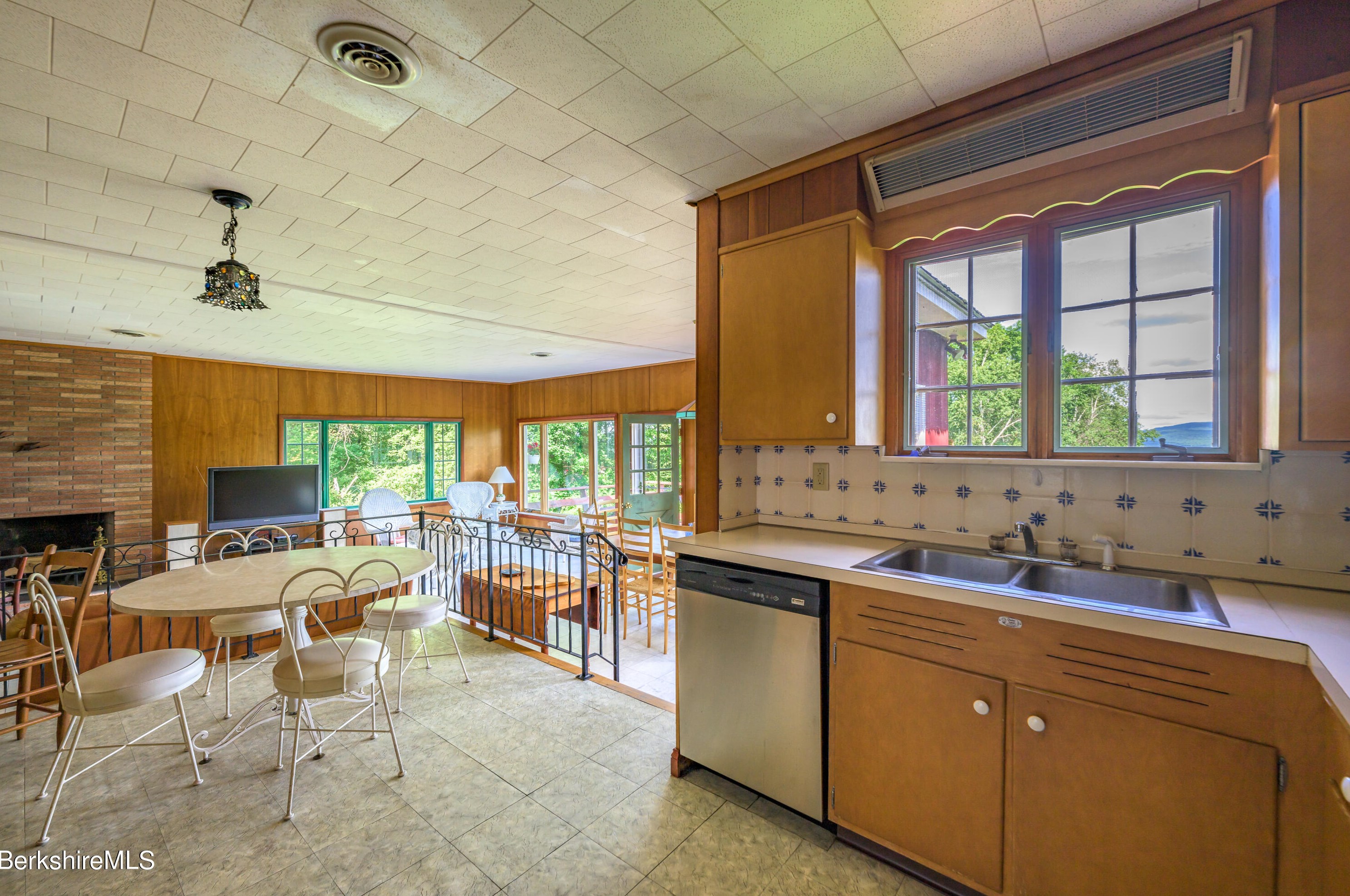 33 Birch Hl Rd, Alford MA 01266-9301 exterior