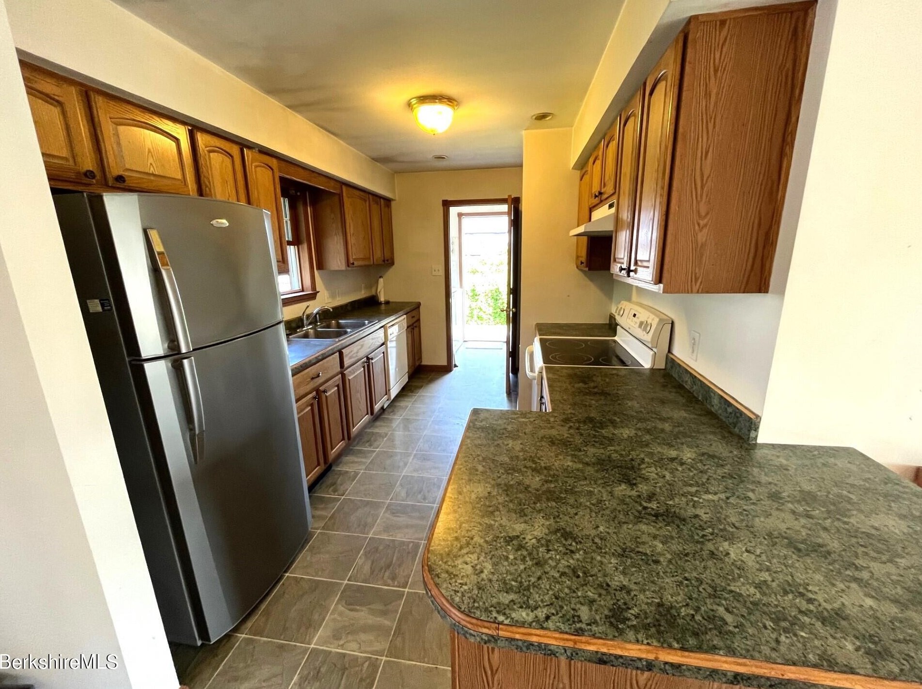 75 Clarendon St, Pittsfield MA 01201-2512 exterior