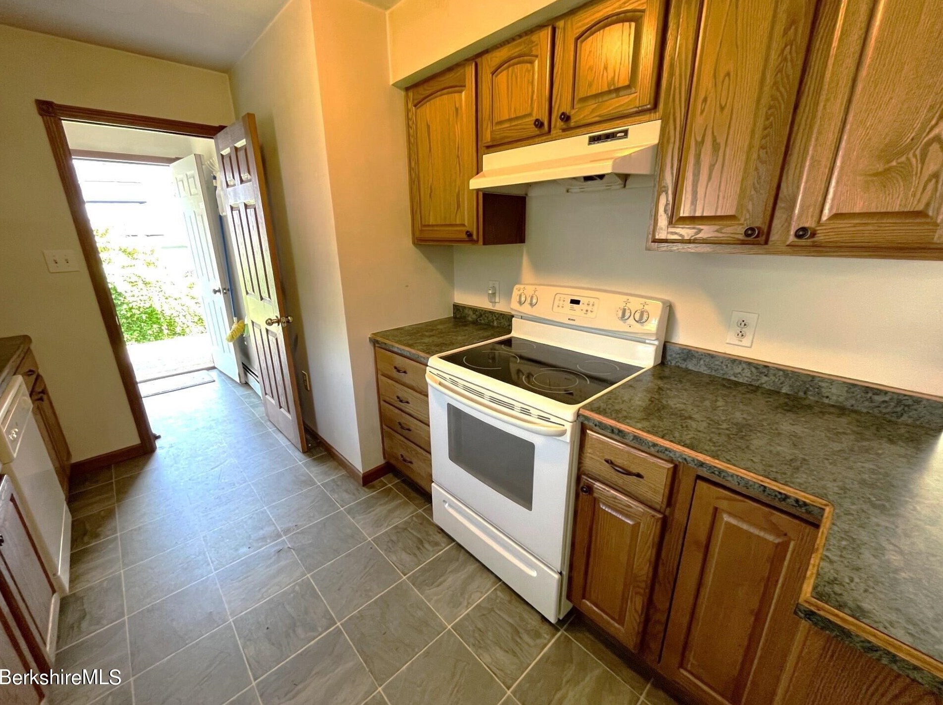 75 Clarendon St, Pittsfield MA 01201-2512 exterior