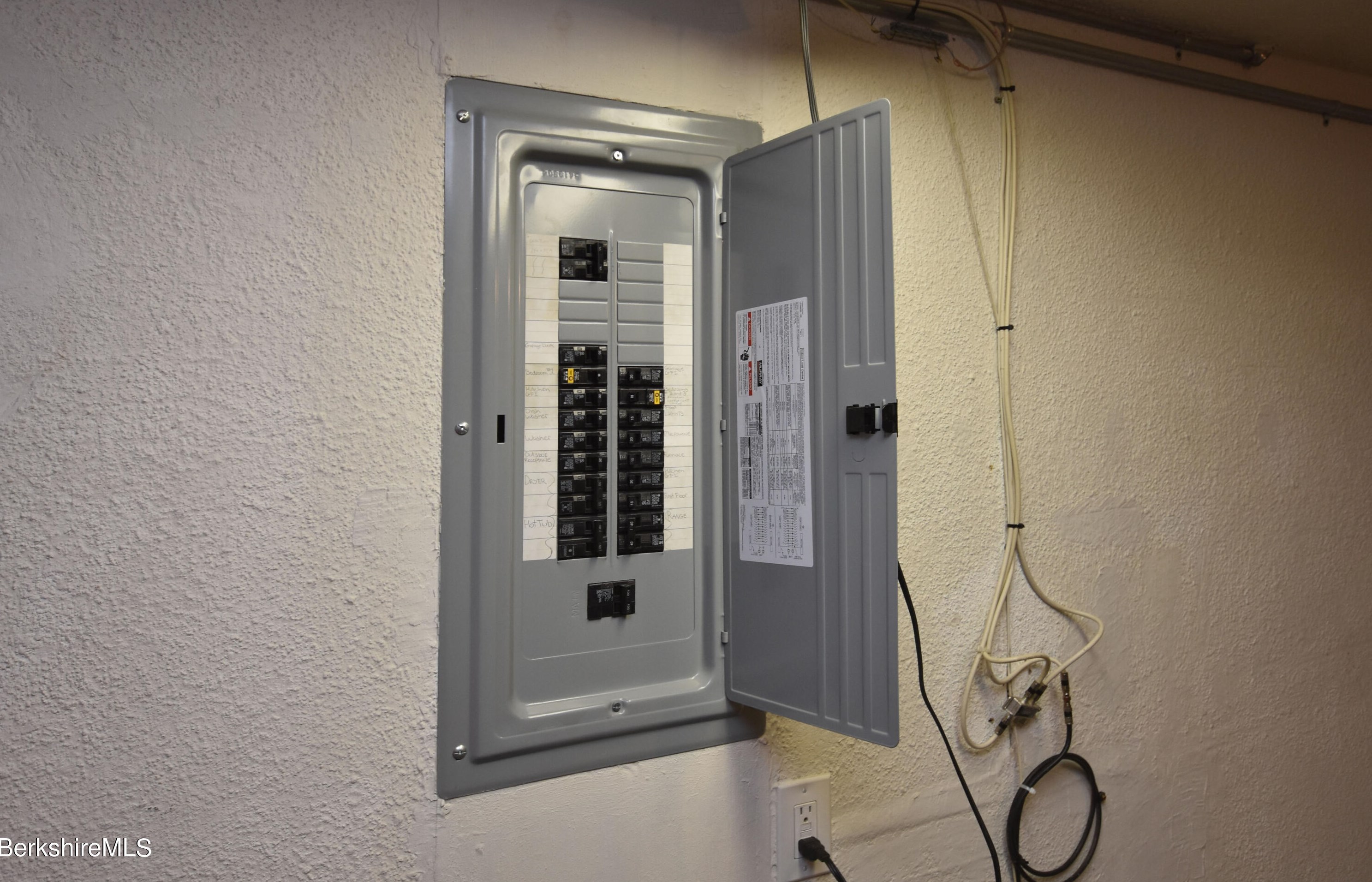 12 Winesap Rd, Pittsfield MA 01201-3835 exterior