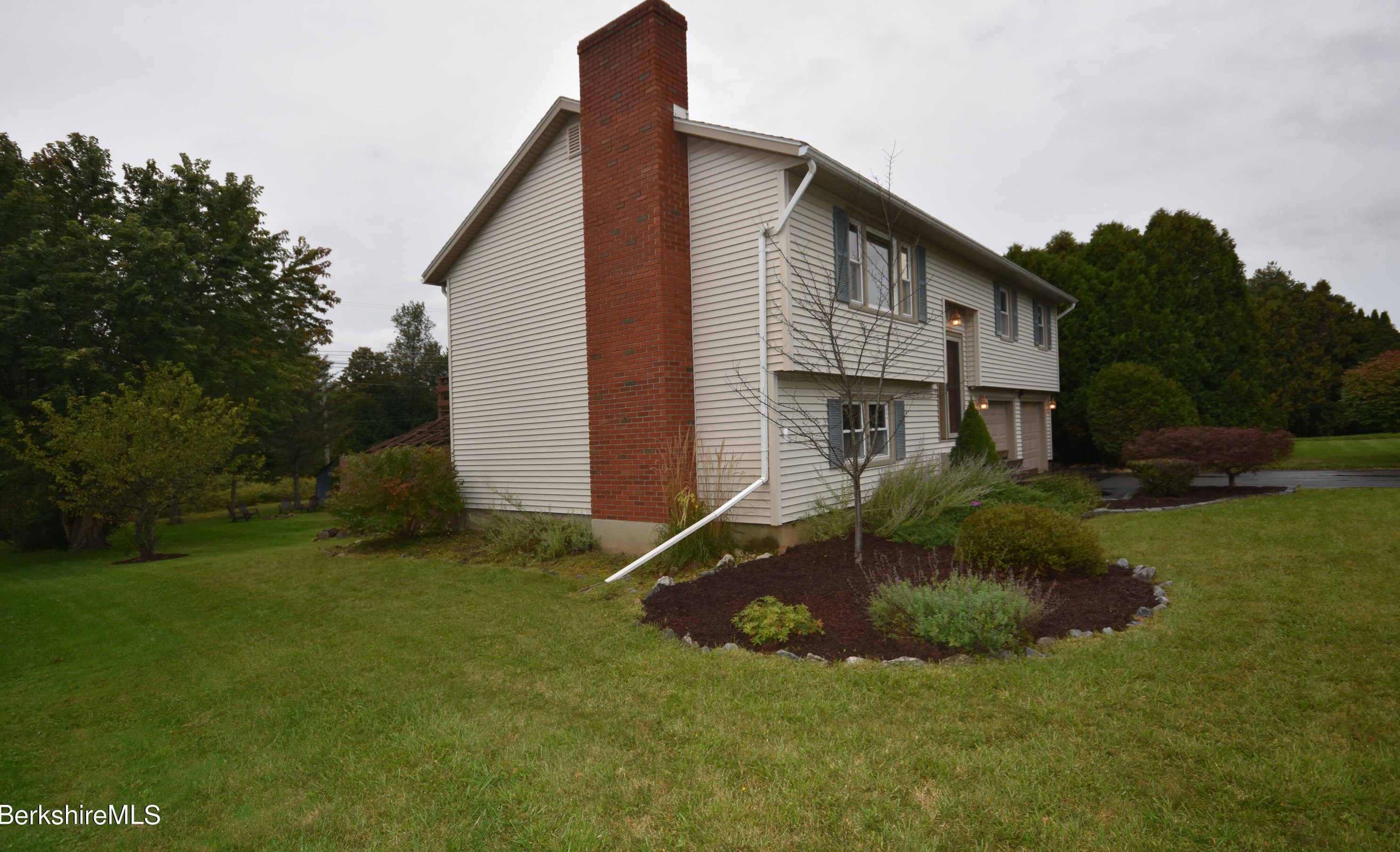 12 Winesap Rd, Pittsfield MA 01201-3835 exterior