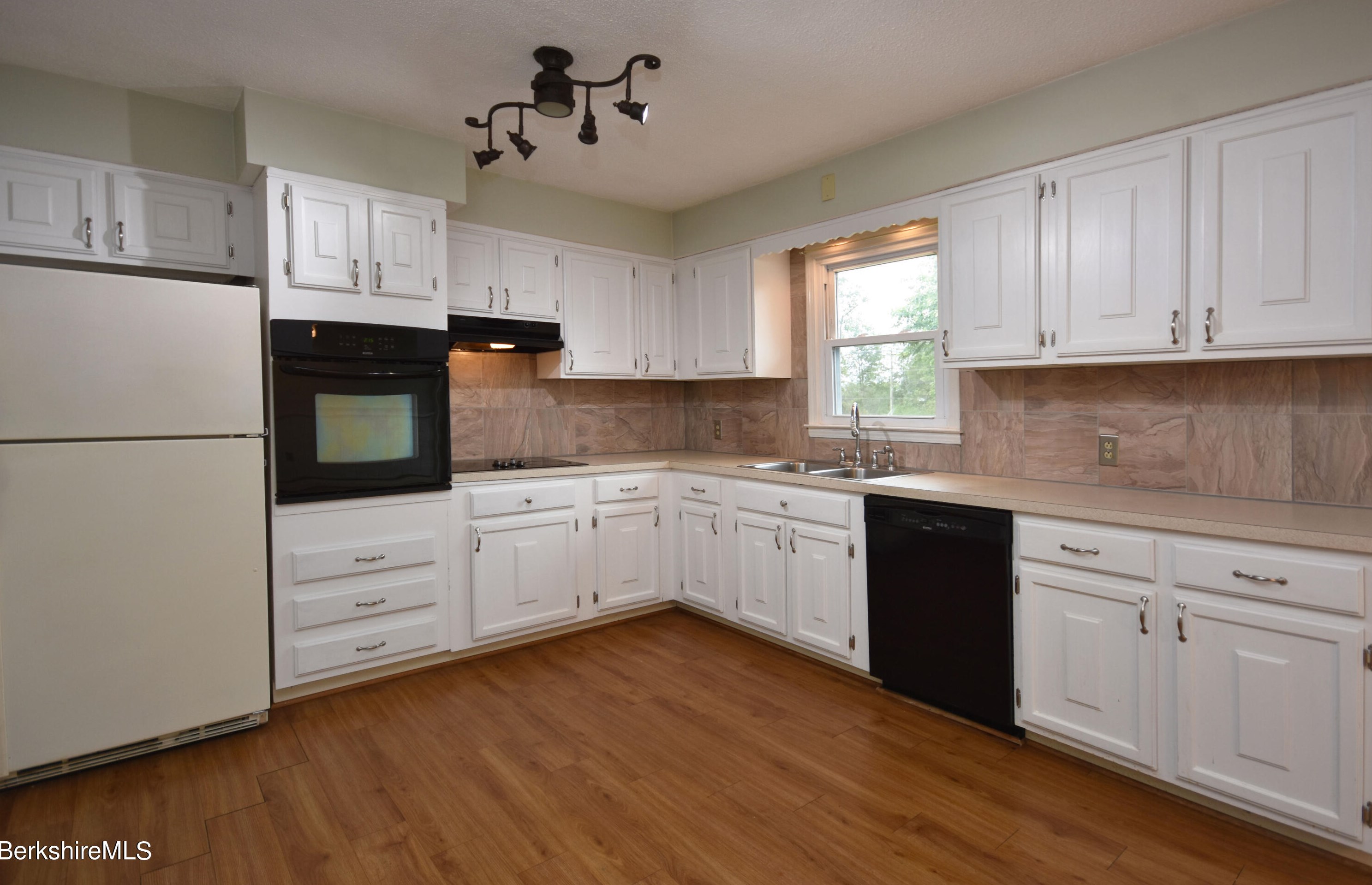 12 Winesap Rd, Pittsfield MA 01201-3835 exterior