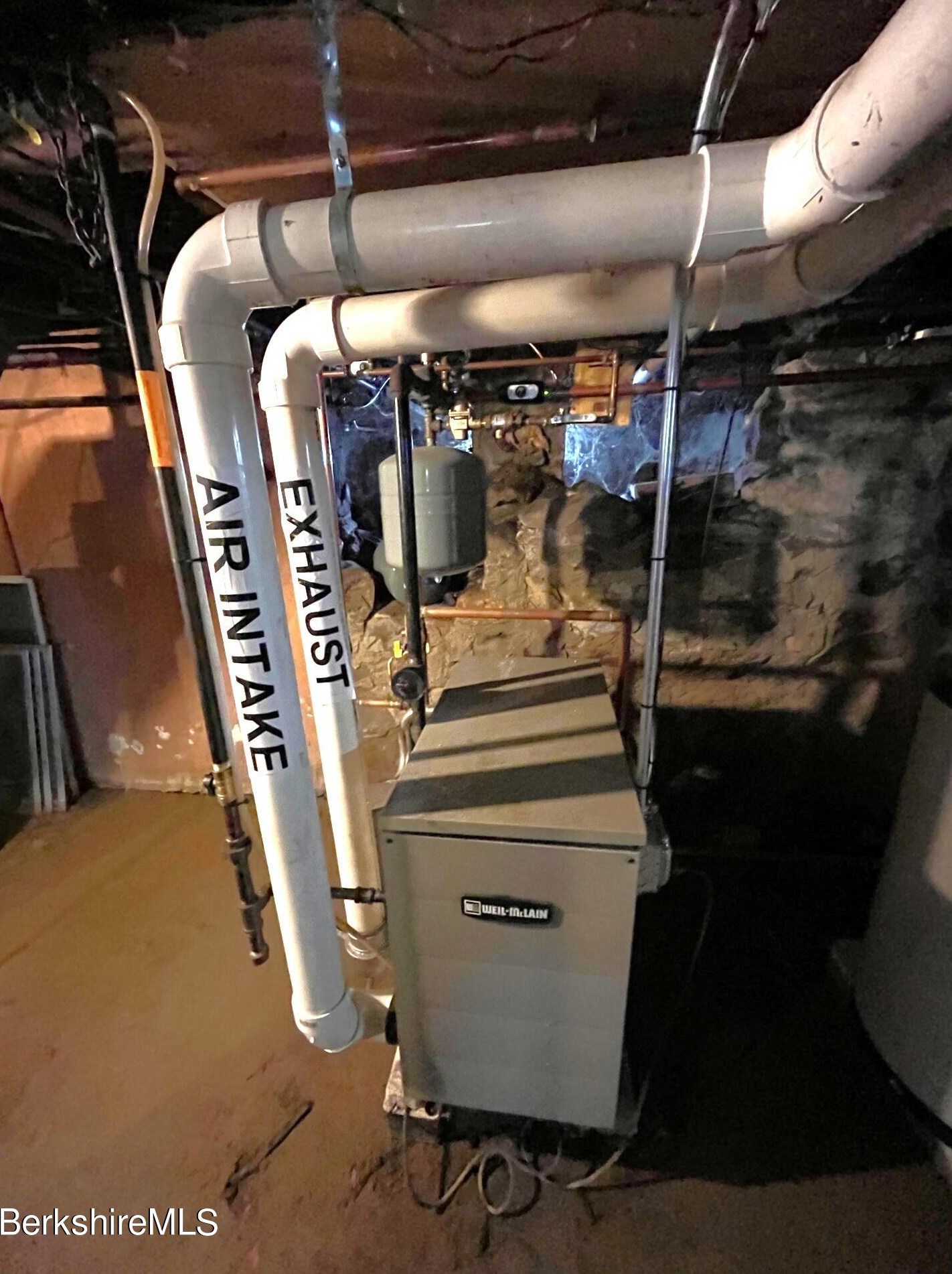 11 Goodrich St, Clarksburg MA 01247-3327 exterior