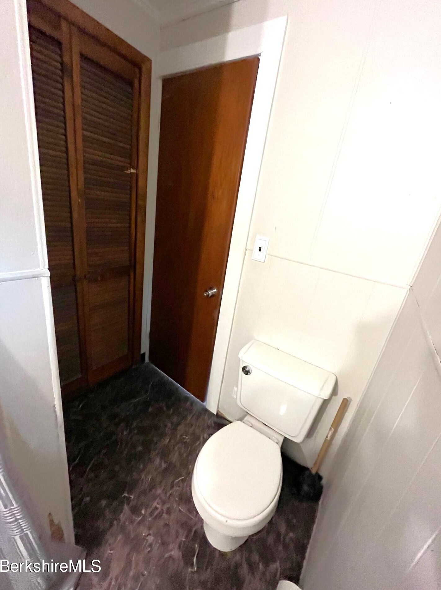 11 Goodrich St, Clarksburg MA 01247-3327 exterior