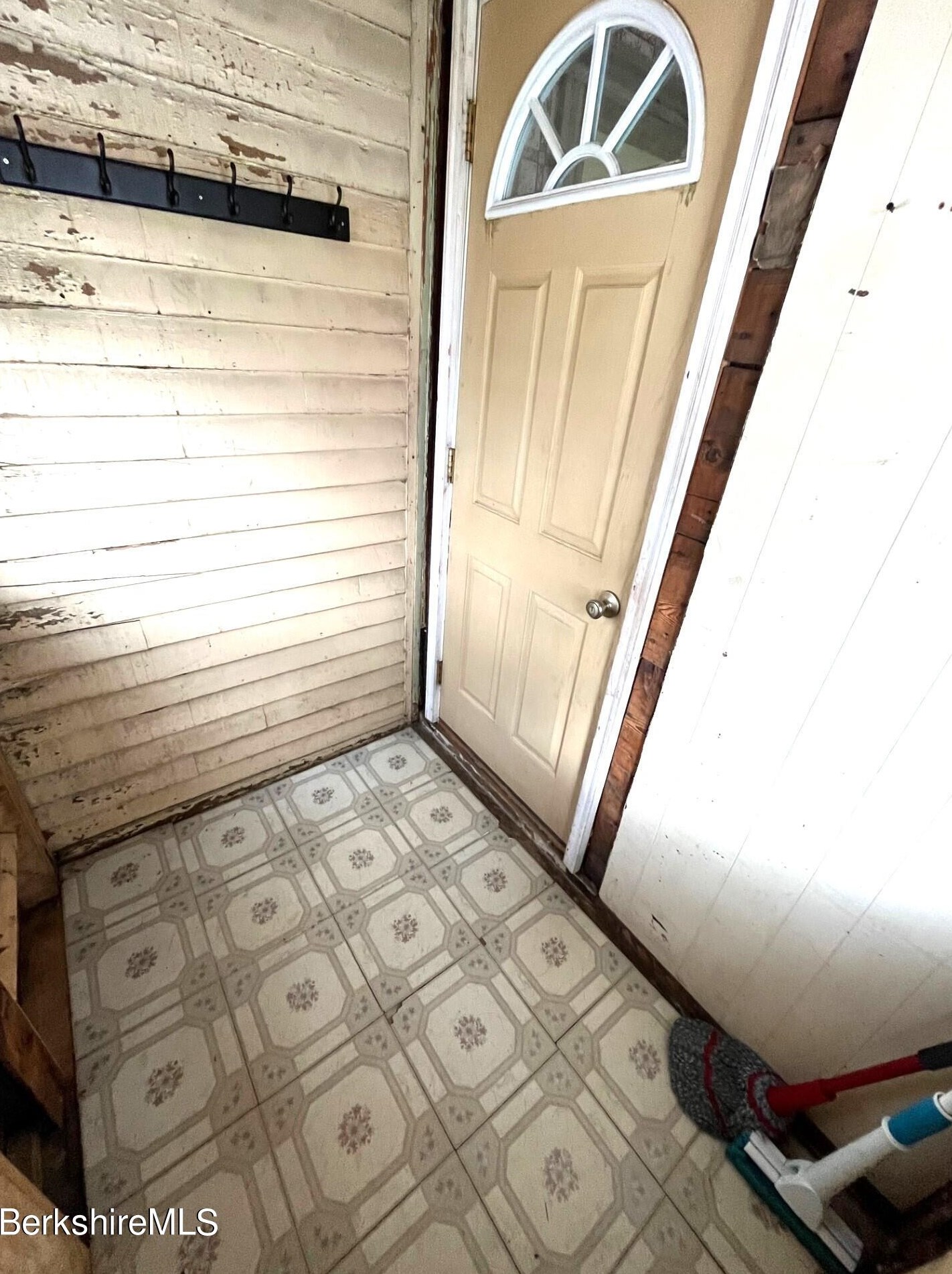 11 Goodrich St, Clarksburg MA 01247-3327 exterior