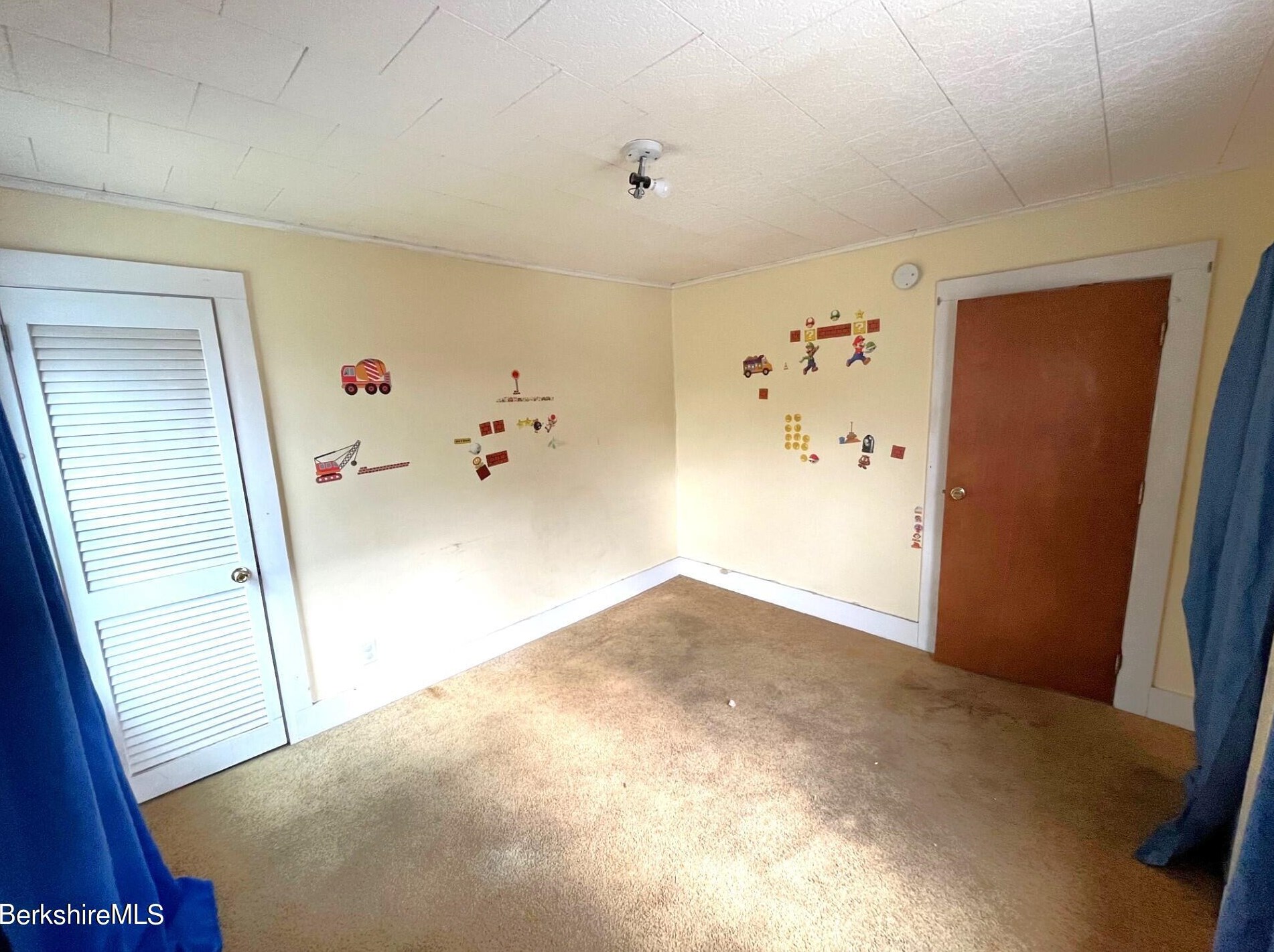 11 Goodrich St, Clarksburg MA 01247-3327 exterior