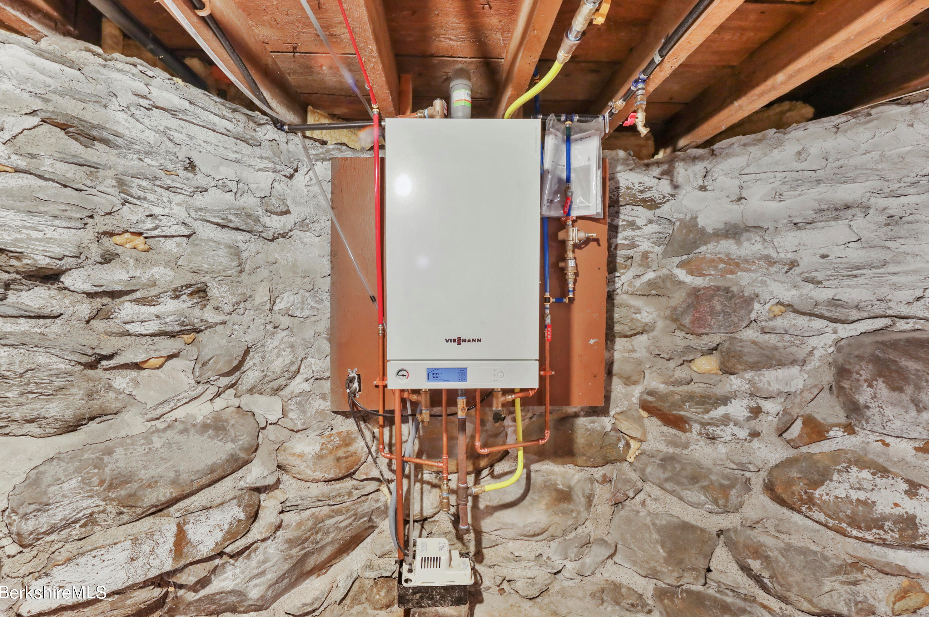 35 Whitman St, Clarksburg MA 01247-3818 exterior