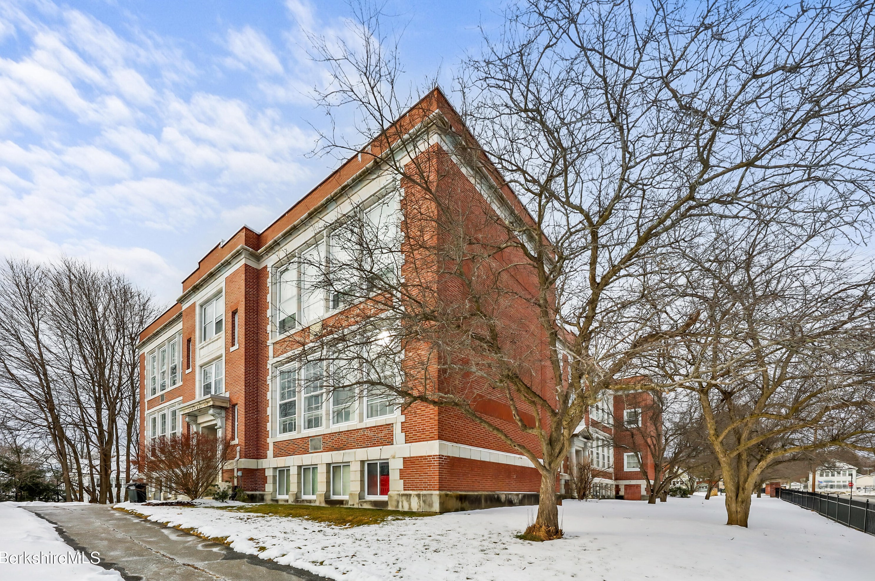 81 Dartmouth St, Pittsfield MA  01201-3551 exterior