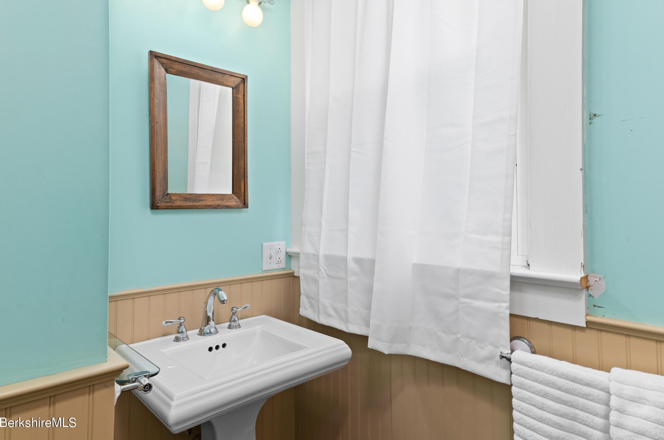 21 Berkshire Dr, Williamstown MA  01267-2517 exterior