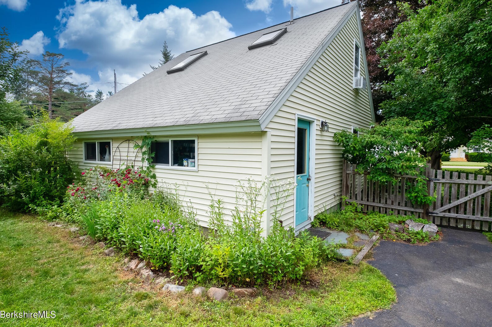 21 Berkshire Dr, Williamstown MA  01267-2517 exterior