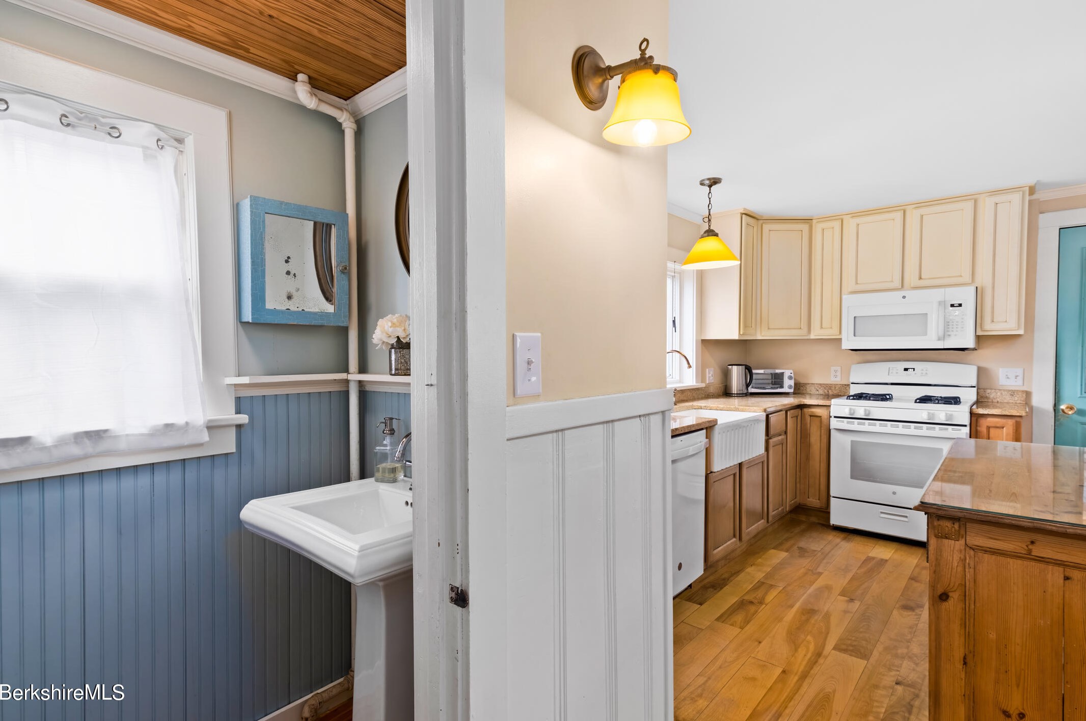 21 Berkshire Dr, Williamstown MA  01267-2517 exterior