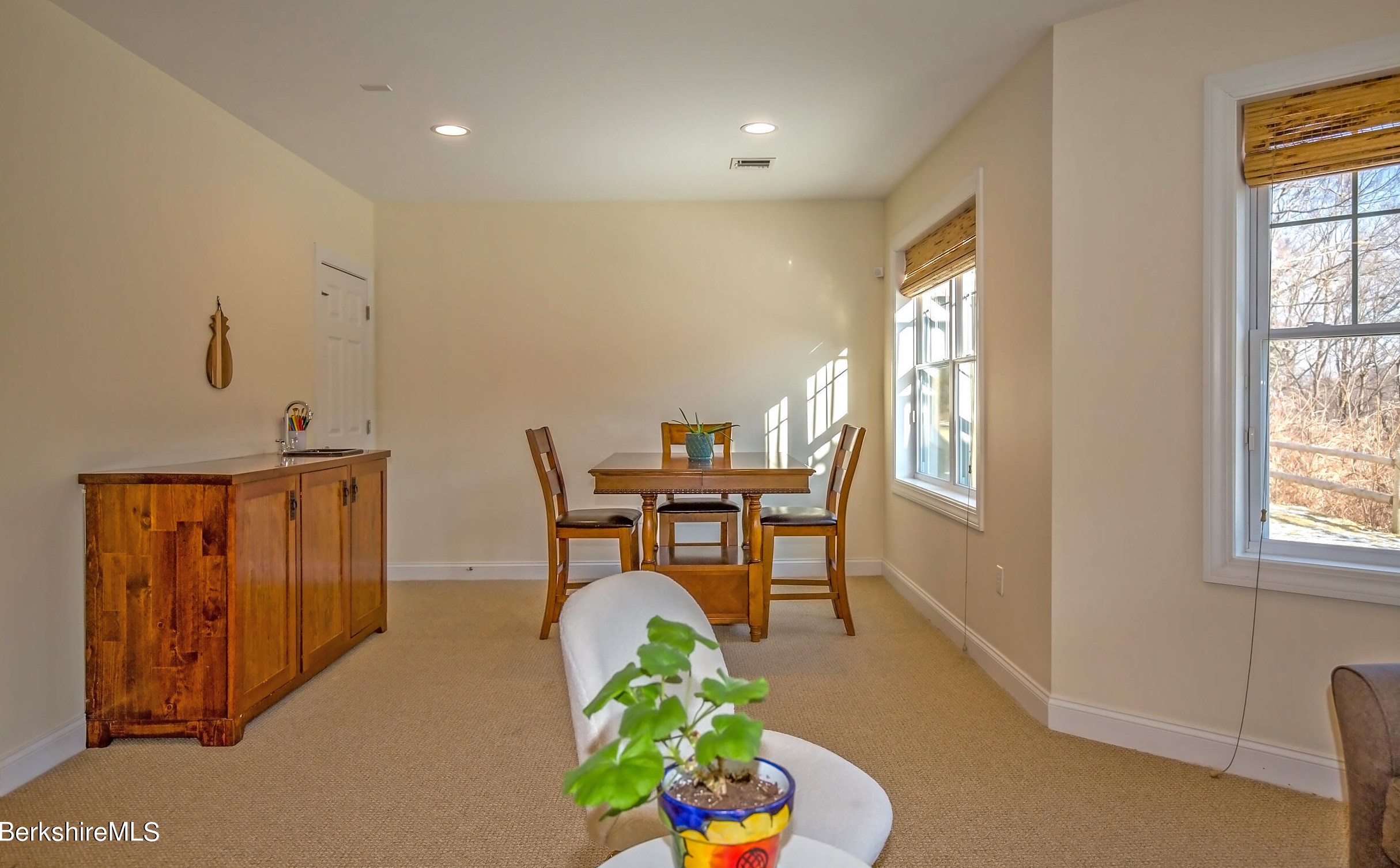 77 Alpine Trl, Pittsfield MA 01201-8844 exterior