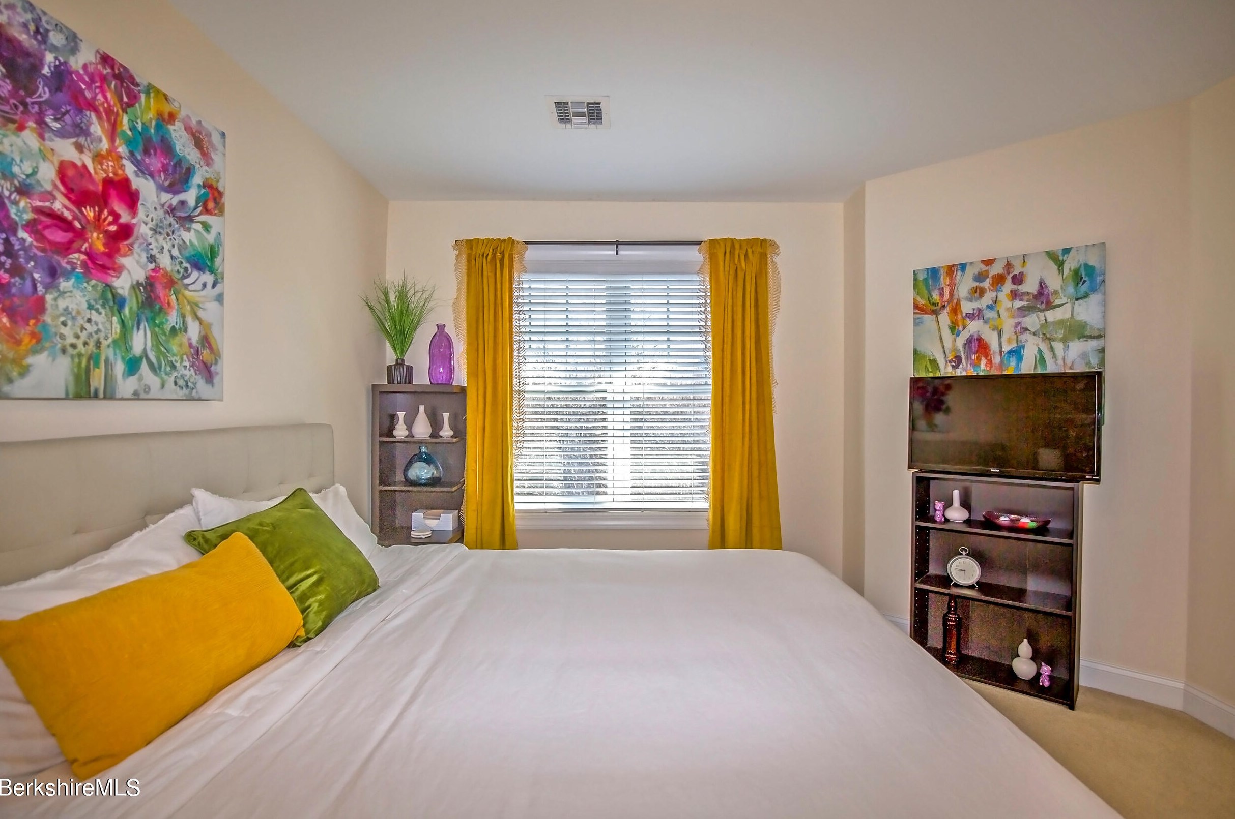 77 Alpine Trl, Pittsfield MA 01201-8844 exterior