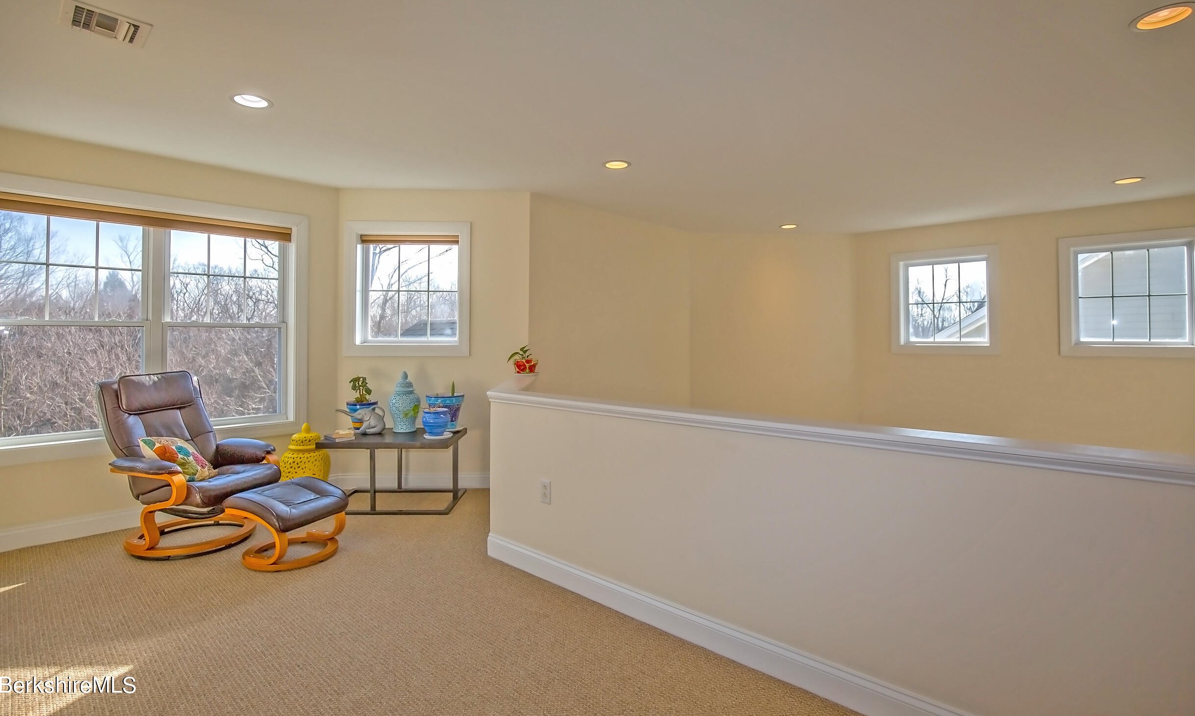 77 Alpine Trl, Pittsfield MA 01201-8844 exterior