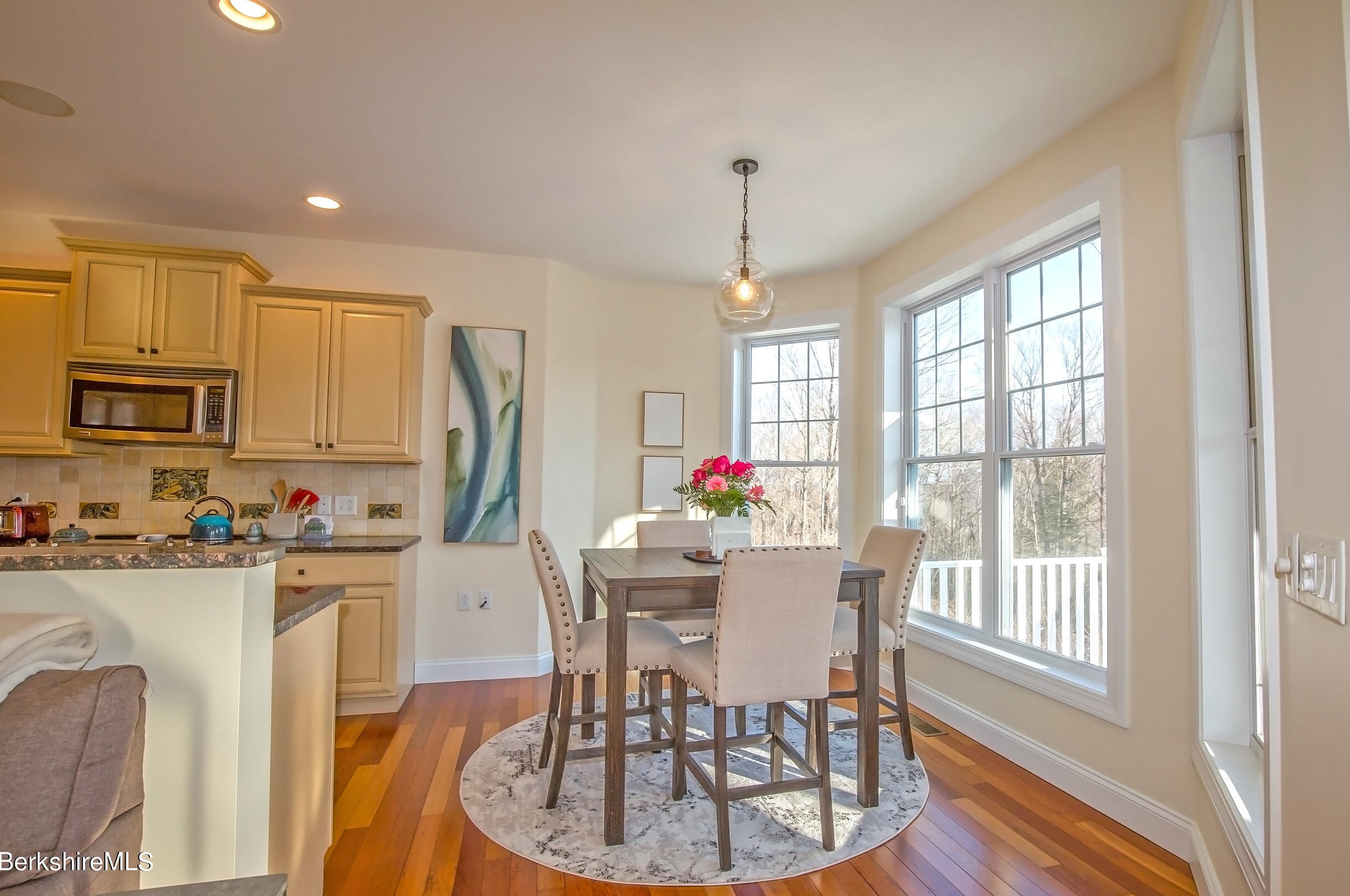 77 Alpine Trl, Pittsfield MA 01201-8844 exterior