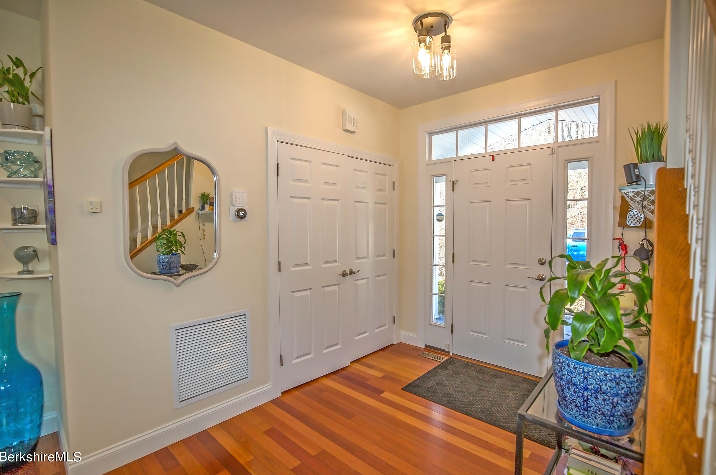 77 Alpine Trl, Pittsfield MA 01201-8844 exterior