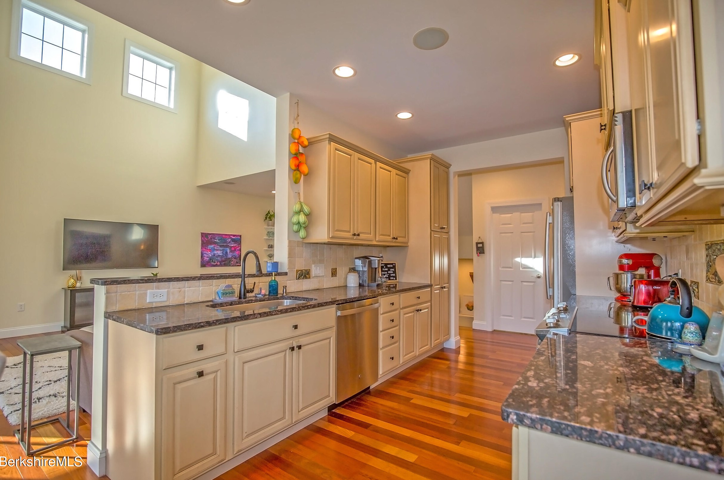 77 Alpine Trl, Pittsfield MA 01201-8844 exterior