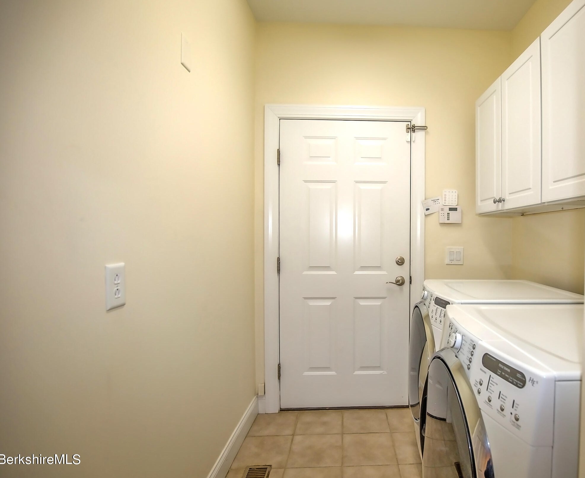 77 Alpine Trl, Pittsfield MA 01201-8844 exterior