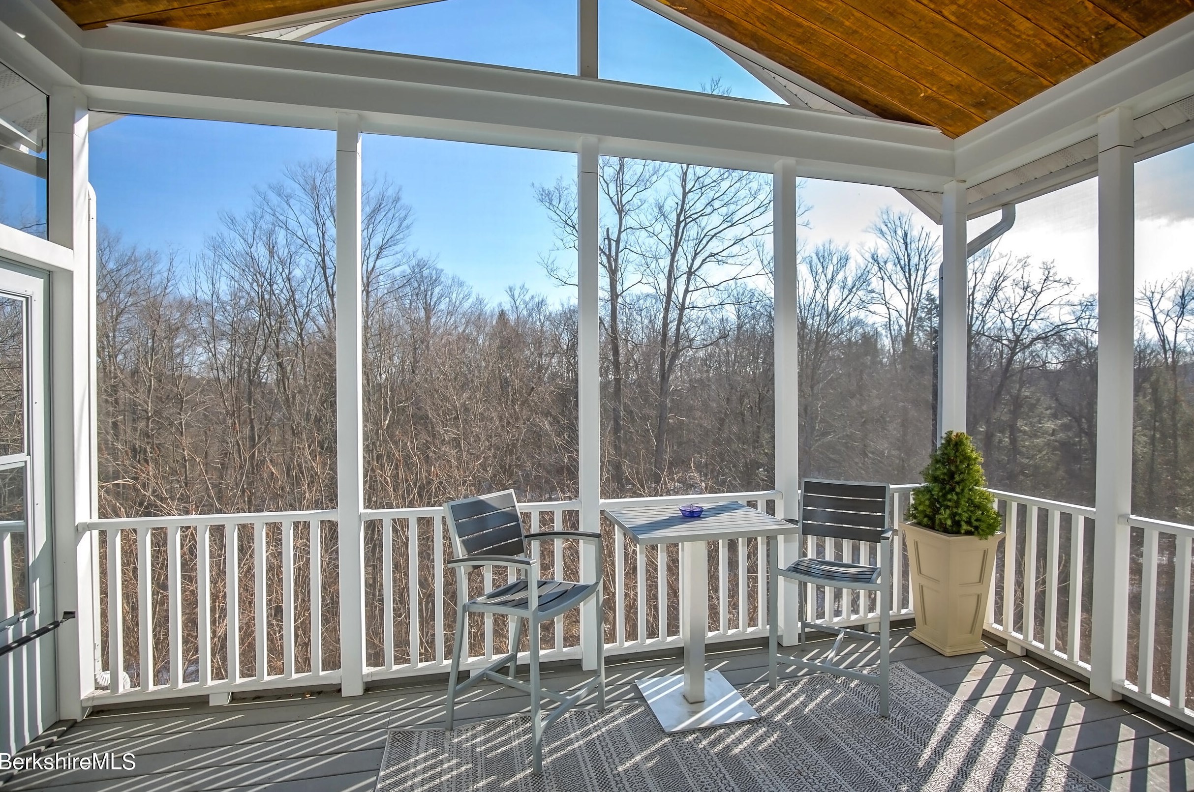 77 Alpine Trl, Pittsfield MA 01201-8844 exterior