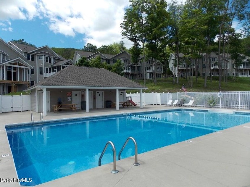 77 Alpine Trl, Pittsfield MA 01201-8844 exterior