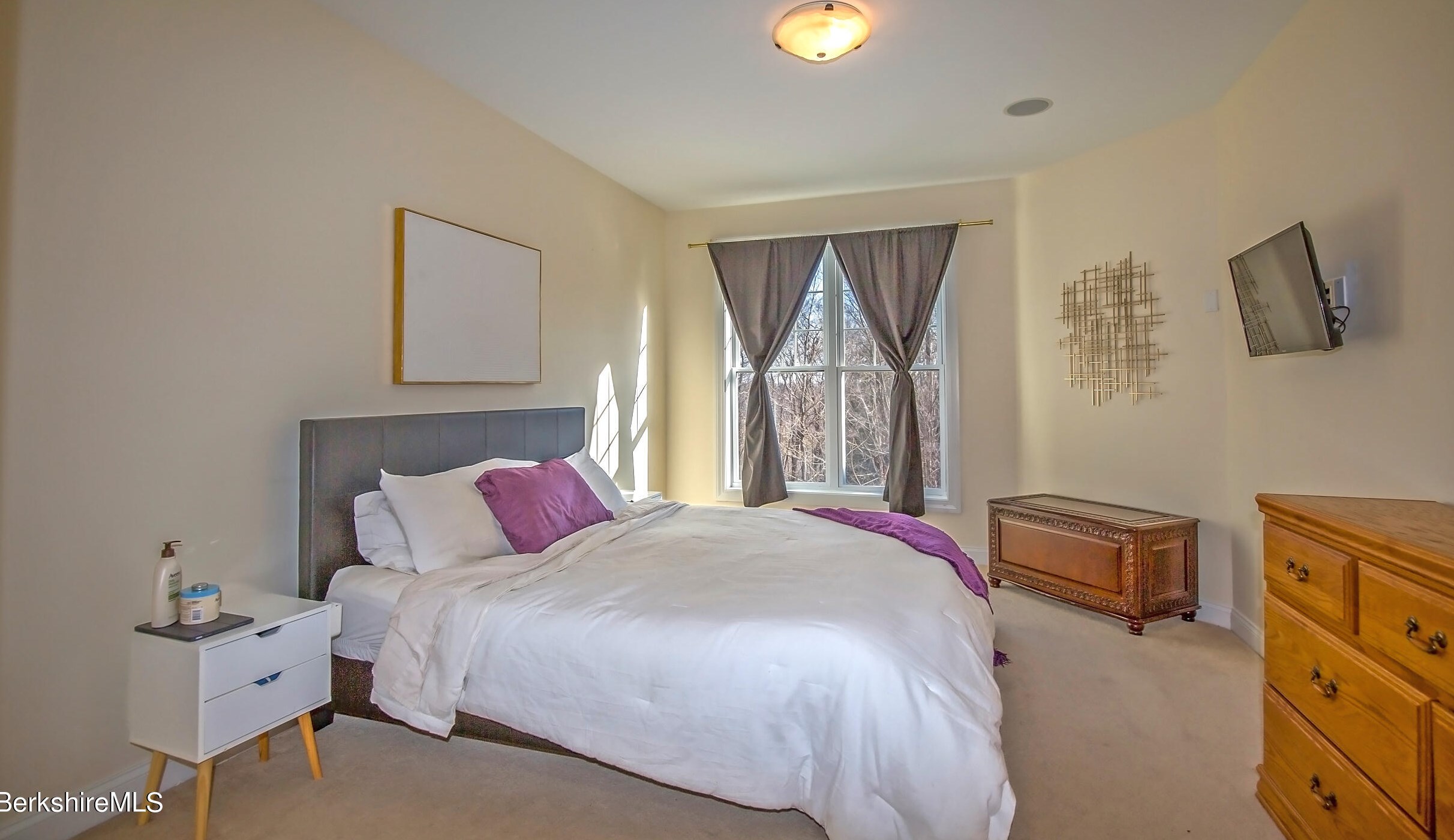 77 Alpine Trl, Pittsfield MA 01201-8844 exterior