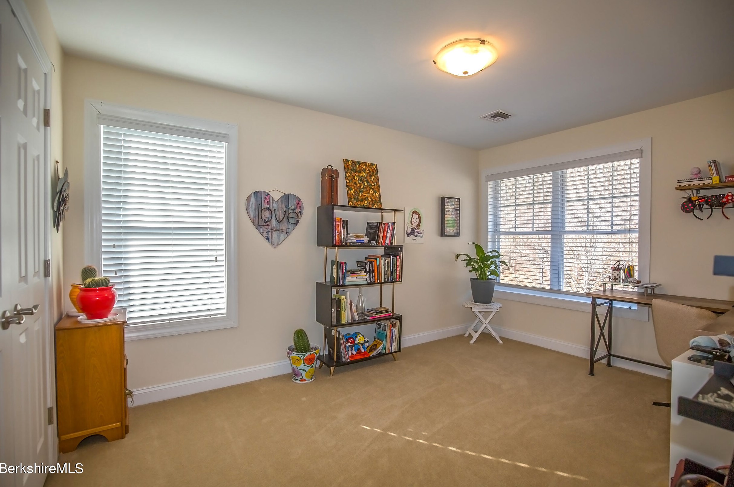 77 Alpine Trl, Pittsfield MA 01201-8844 exterior