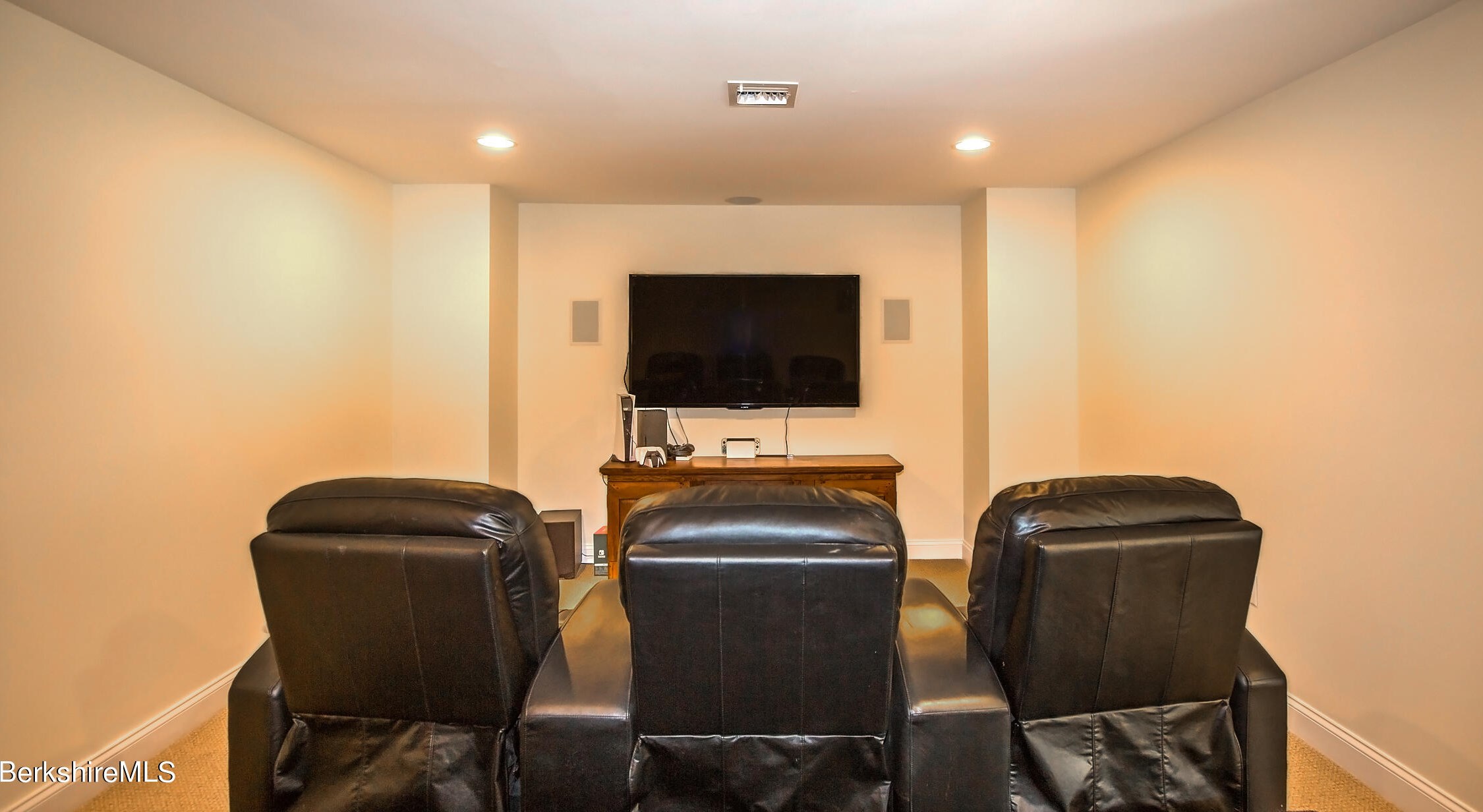 77 Alpine Trl, Pittsfield MA 01201-8844 exterior