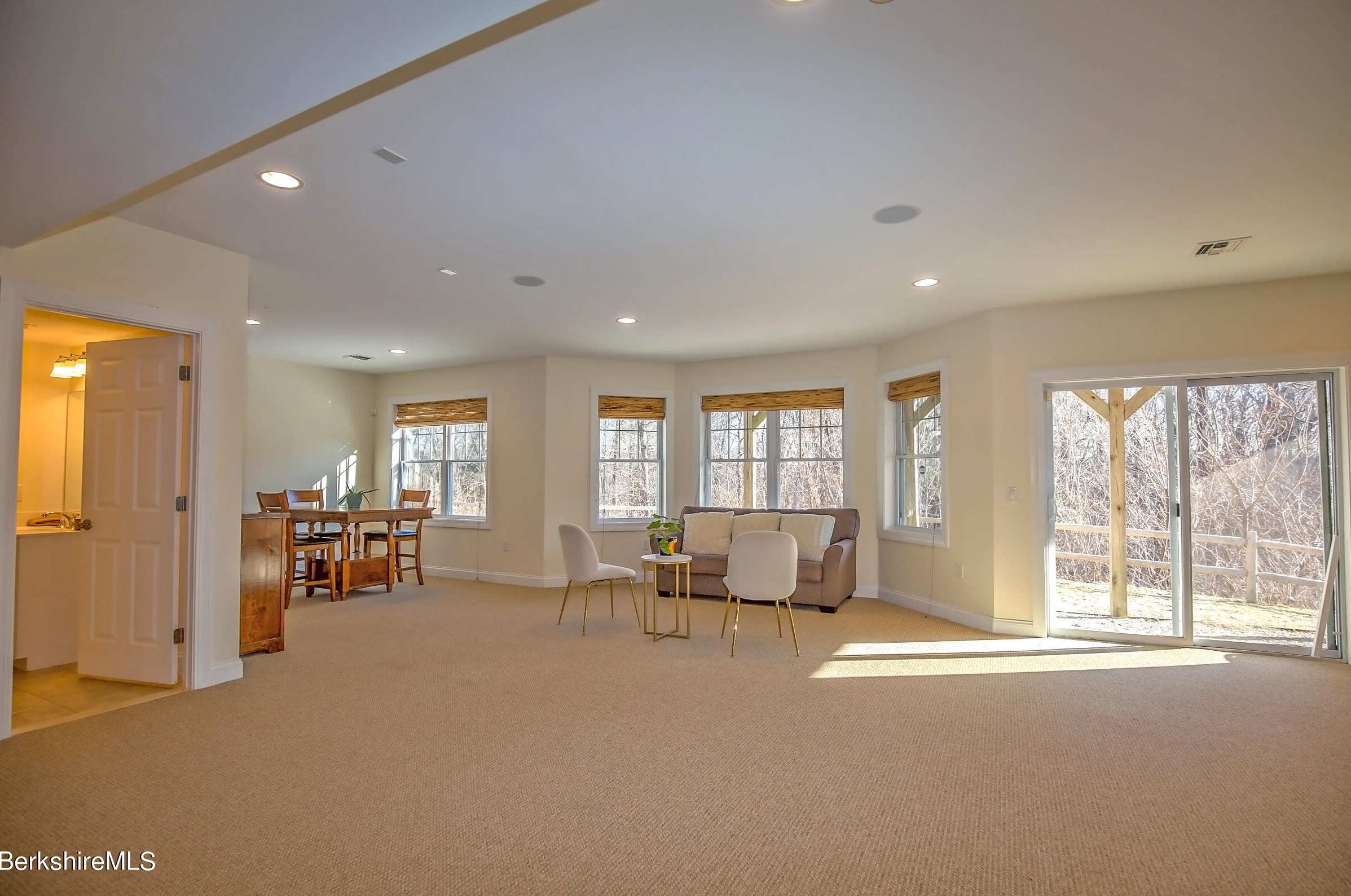 77 Alpine Trl, Pittsfield MA 01201-8844 exterior