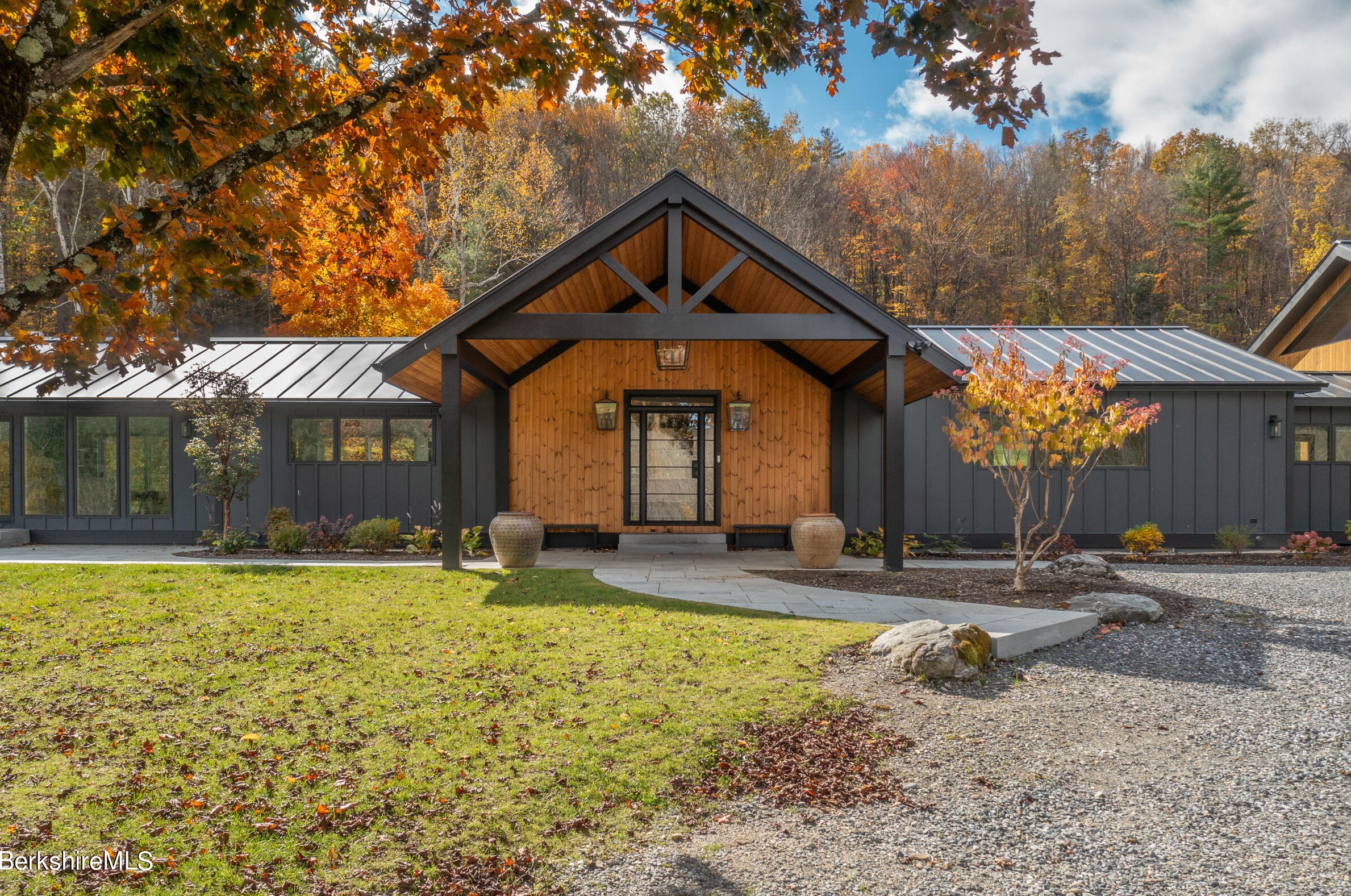 20 Cobb Rd, Alford MA 01230-1114 exterior