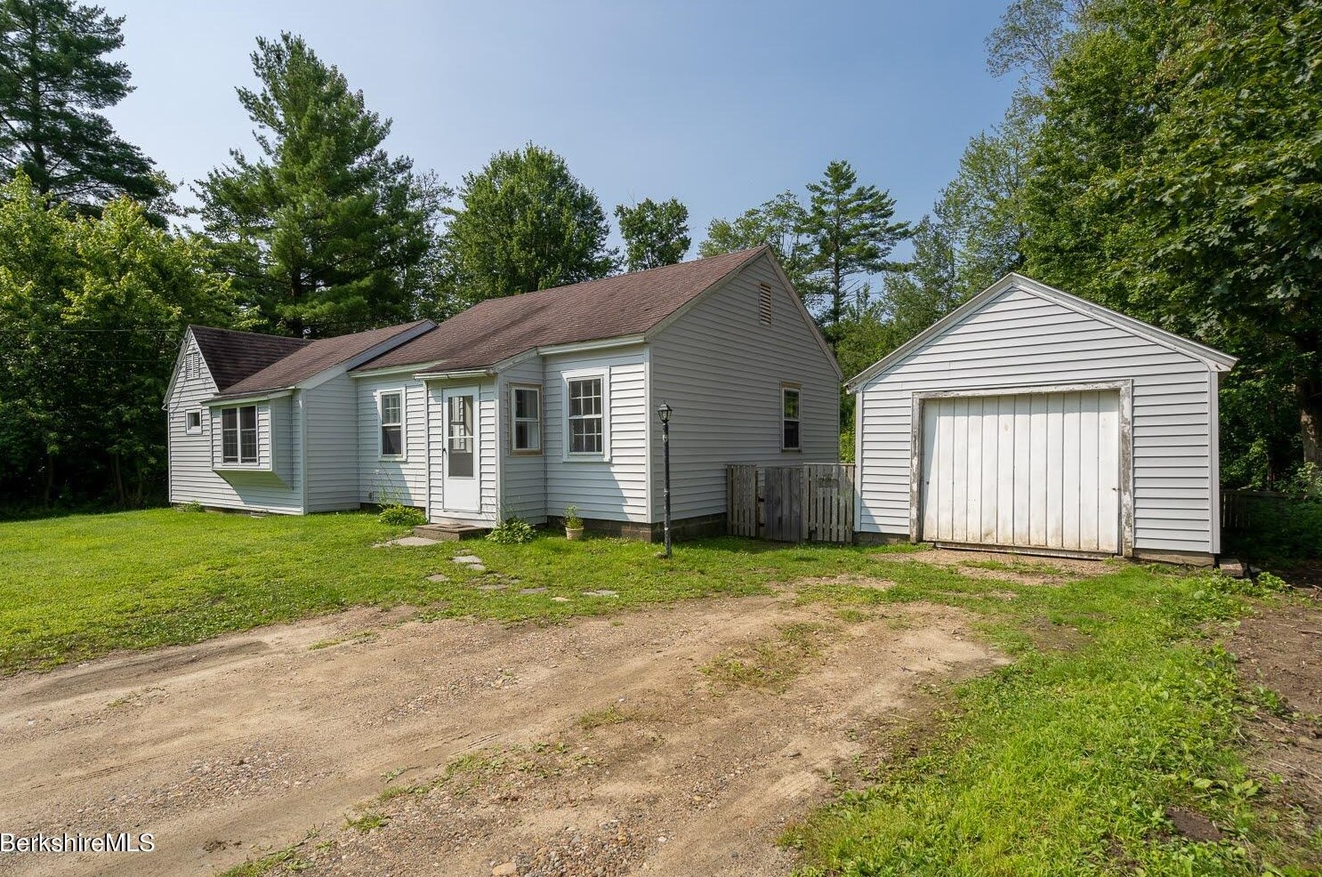 590 Main St, Sheffield MA 01257-9696 exterior