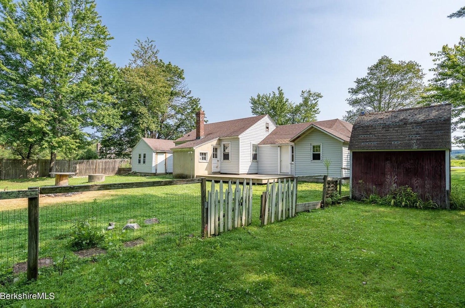 590 Main St, Sheffield MA 01257-9696 exterior