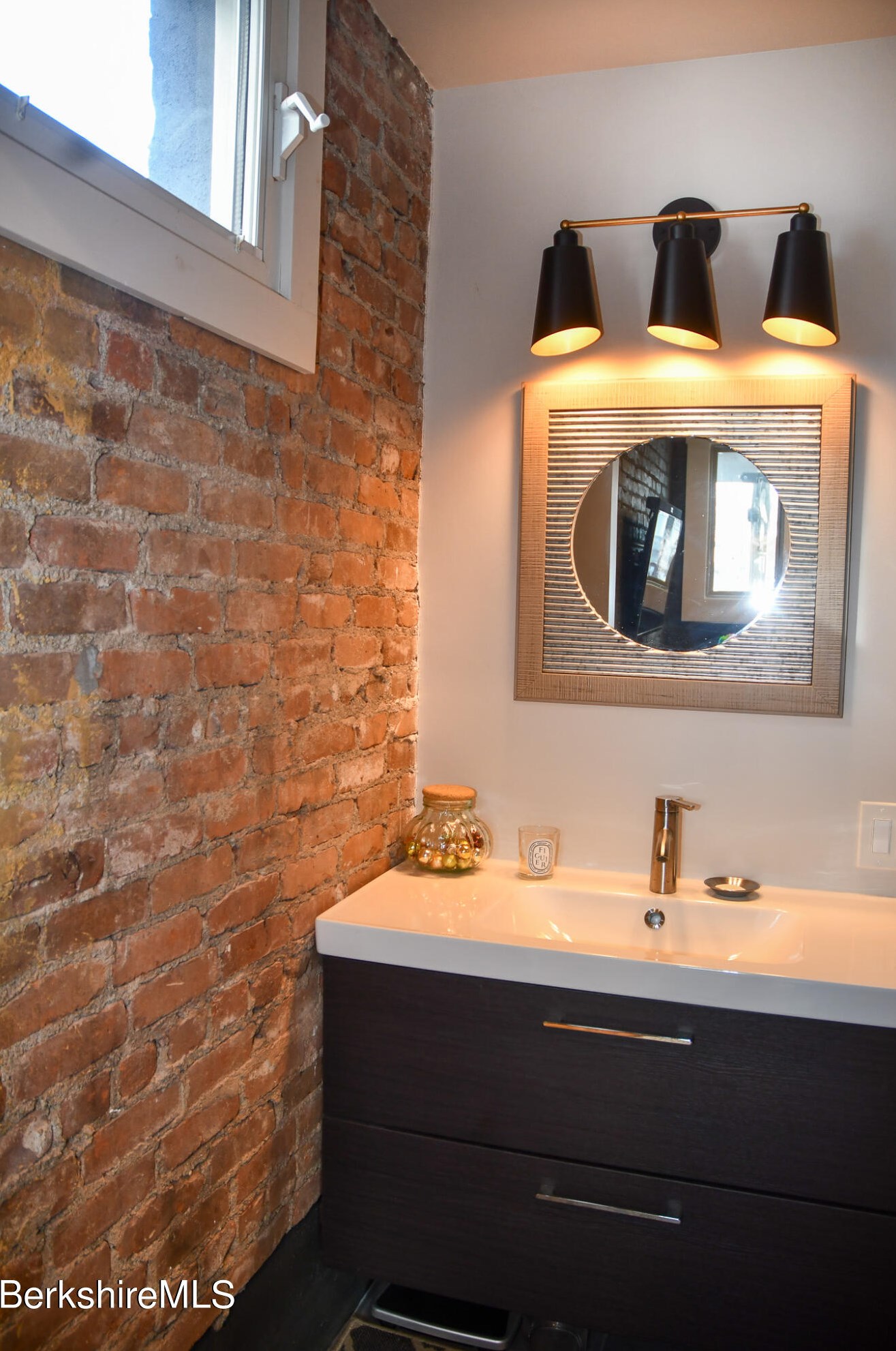 17-23 Linden St, Pittsfield MA exterior