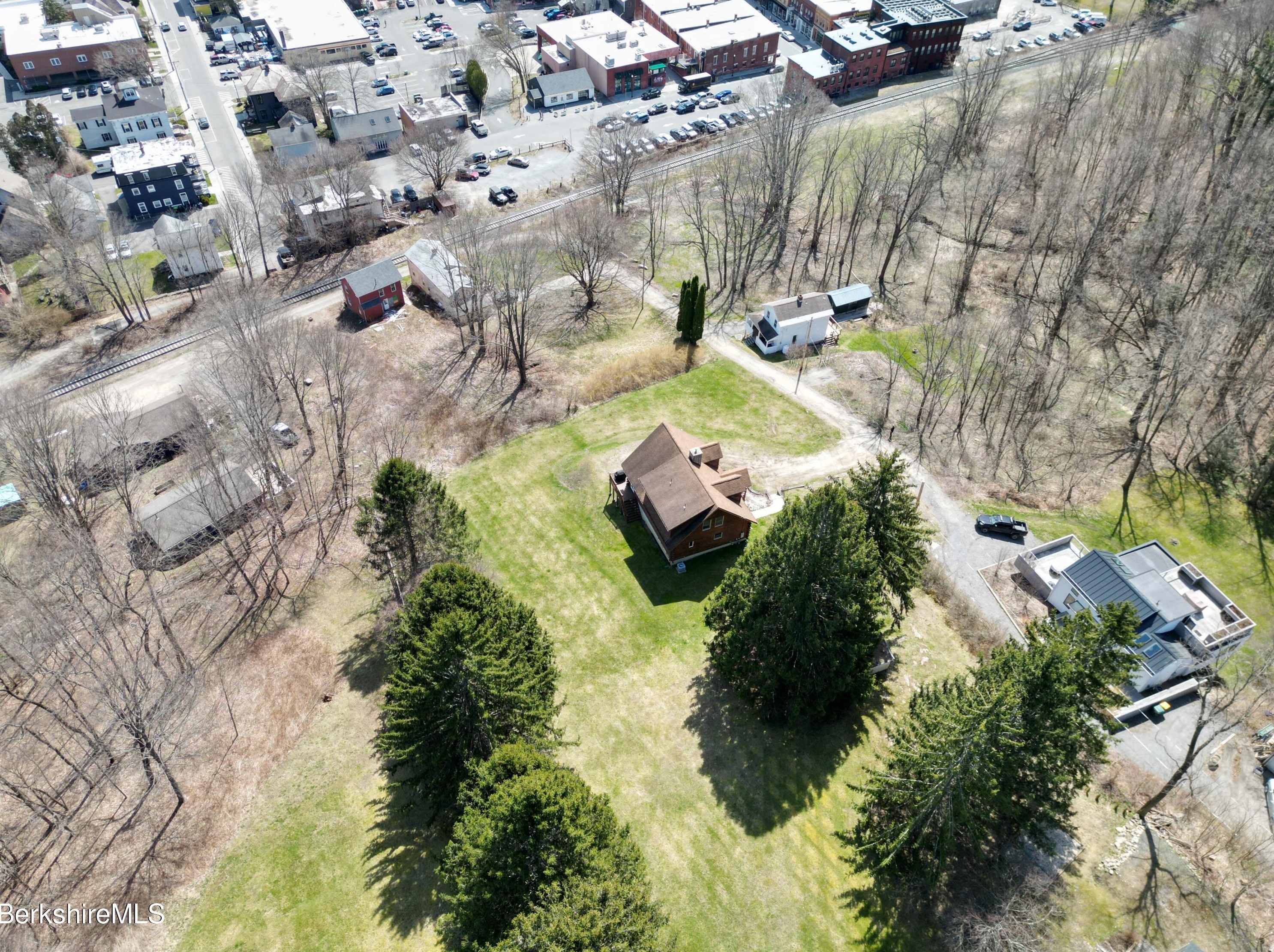 18 Castle Ln, Alford MA 01230-1027 exterior