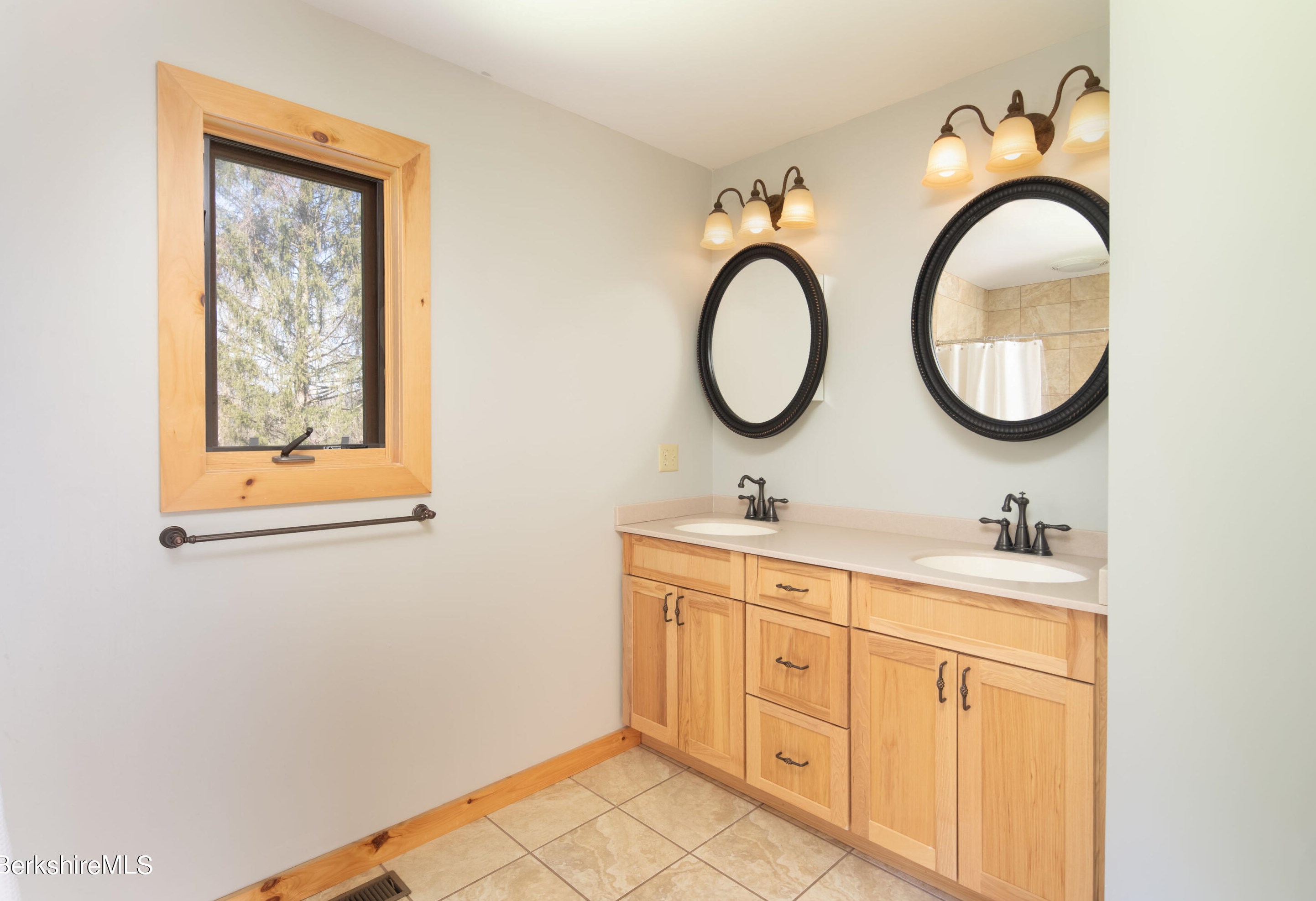 18 Castle Ln, Alford MA 01230-1027 exterior