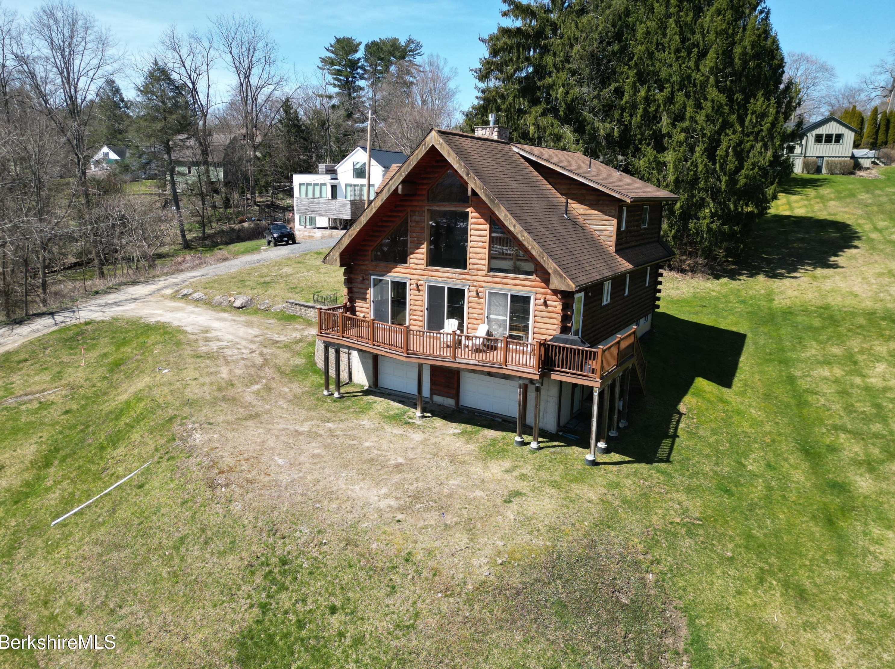 18 Castle Ln, Alford MA 01230-1027 exterior