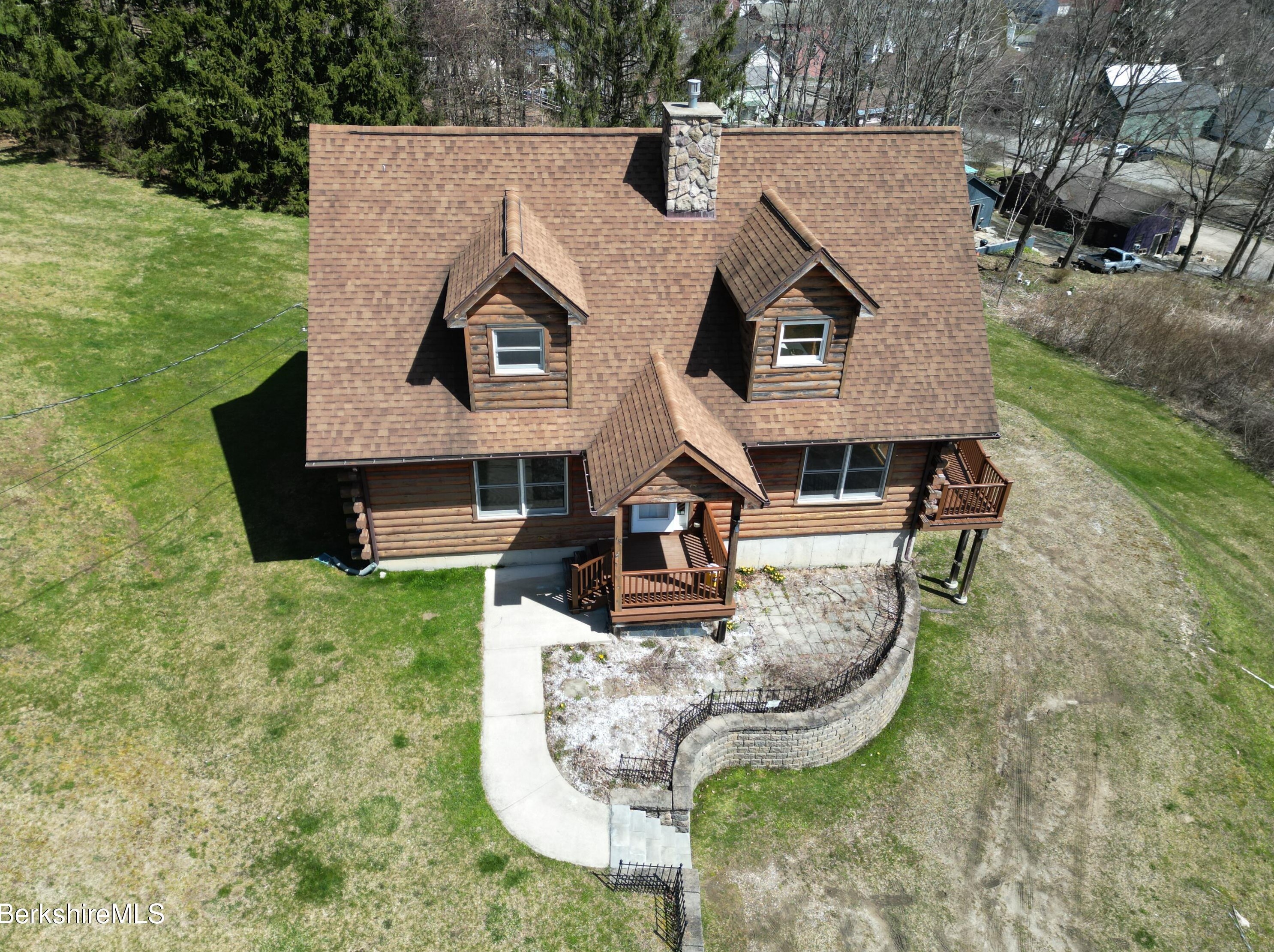 18 Castle Ln, Alford MA 01230-1027 exterior