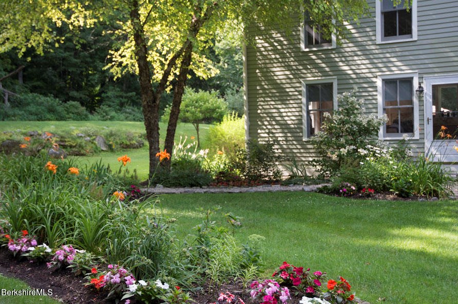 361 St, Lenox MA 01240-2235 exterior