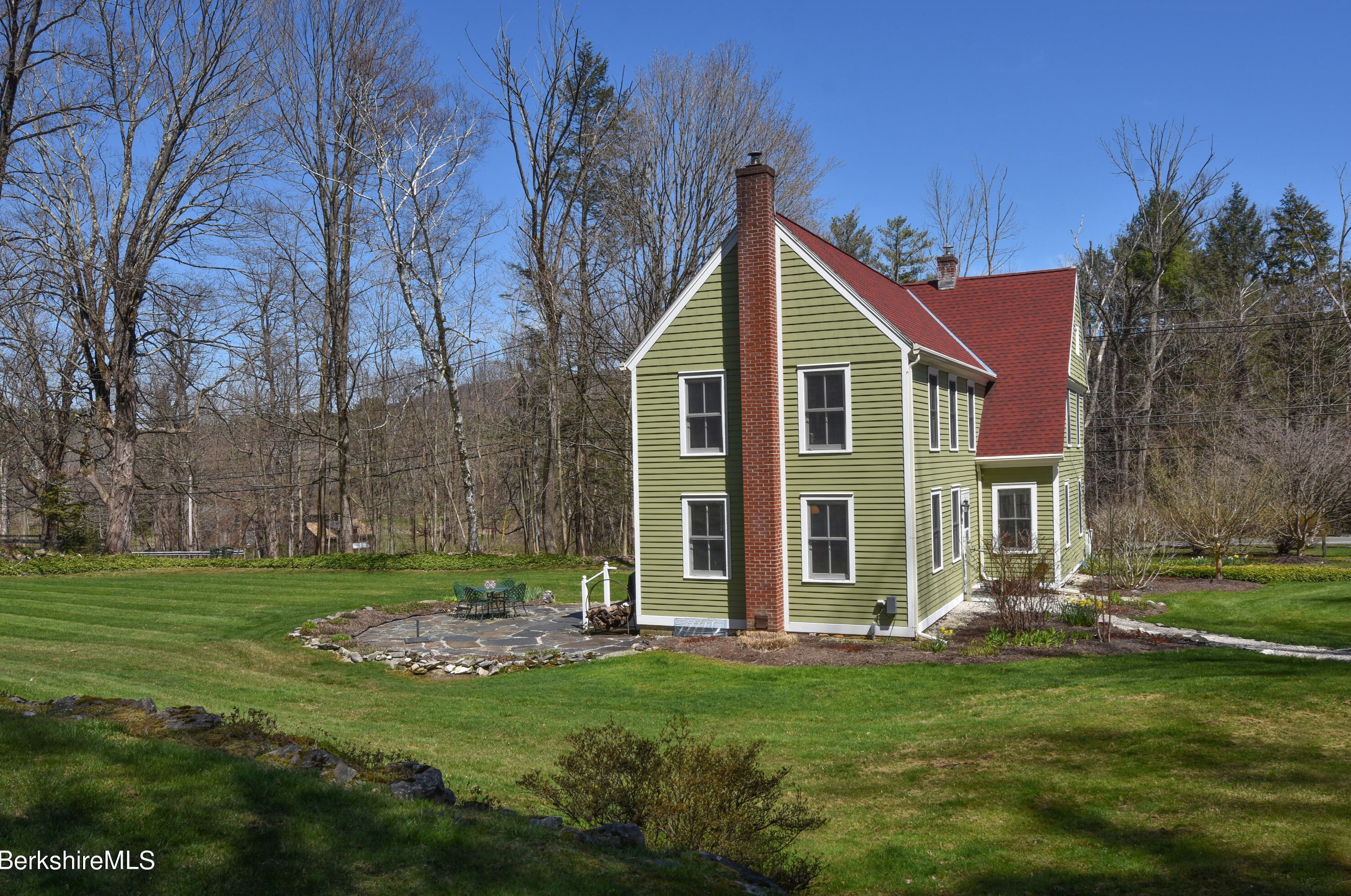 361 St, Lenox MA 01240-2235 exterior