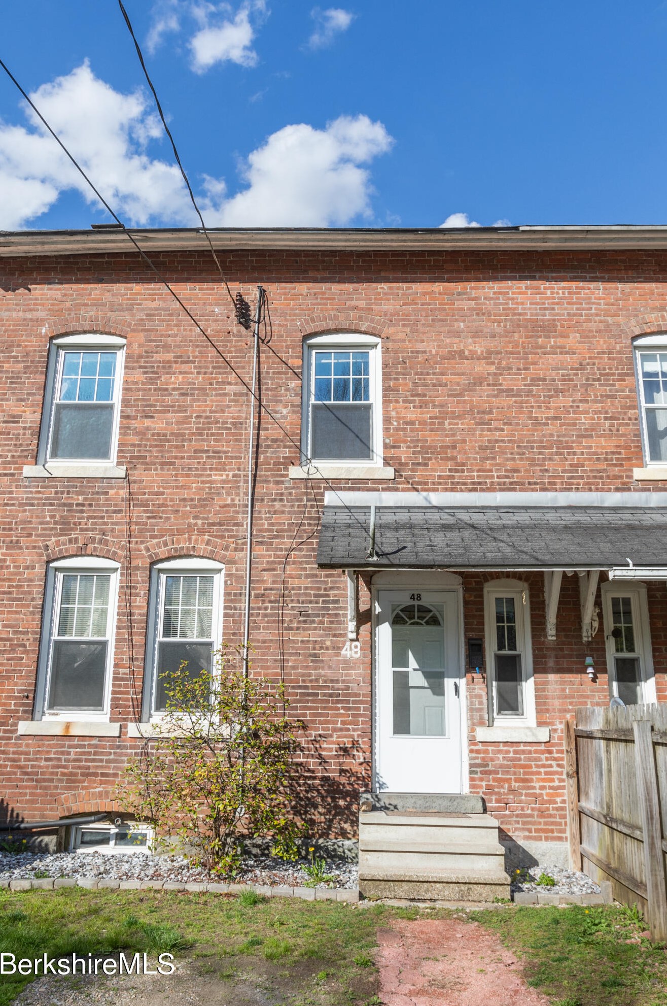 48 New Rd, Pittsfield MA  01201-1518 exterior