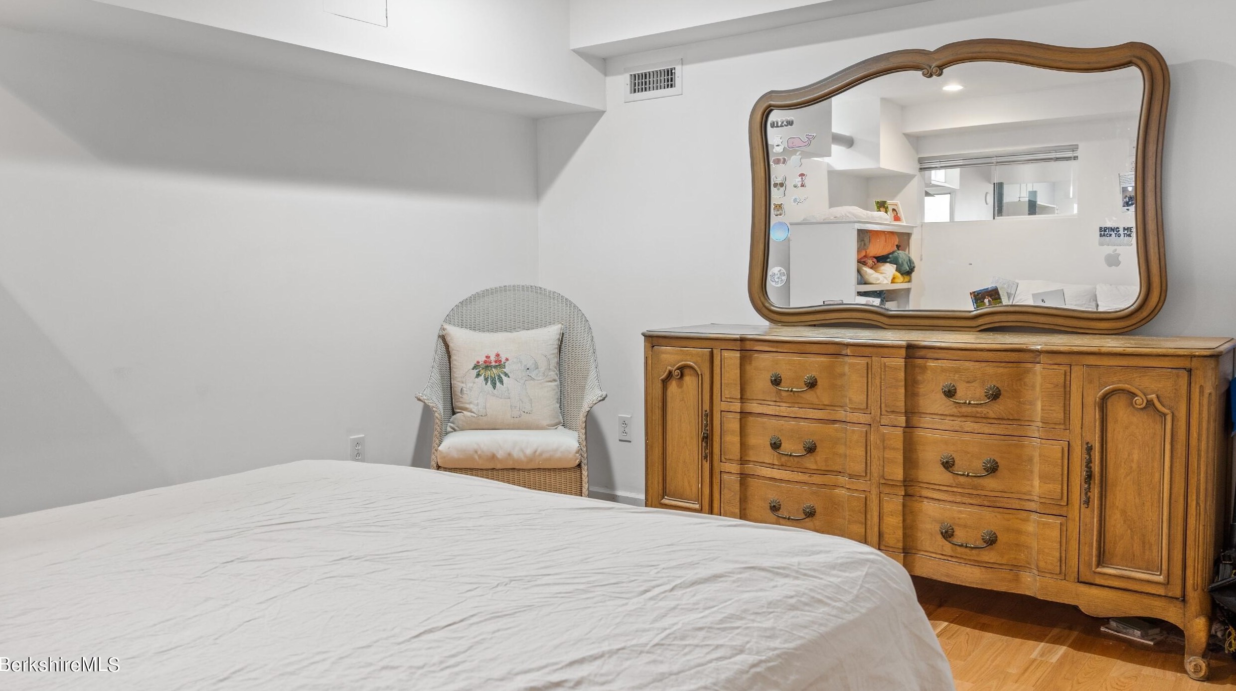 9 Round Hl Rd, Alford MA 01230-1557 exterior