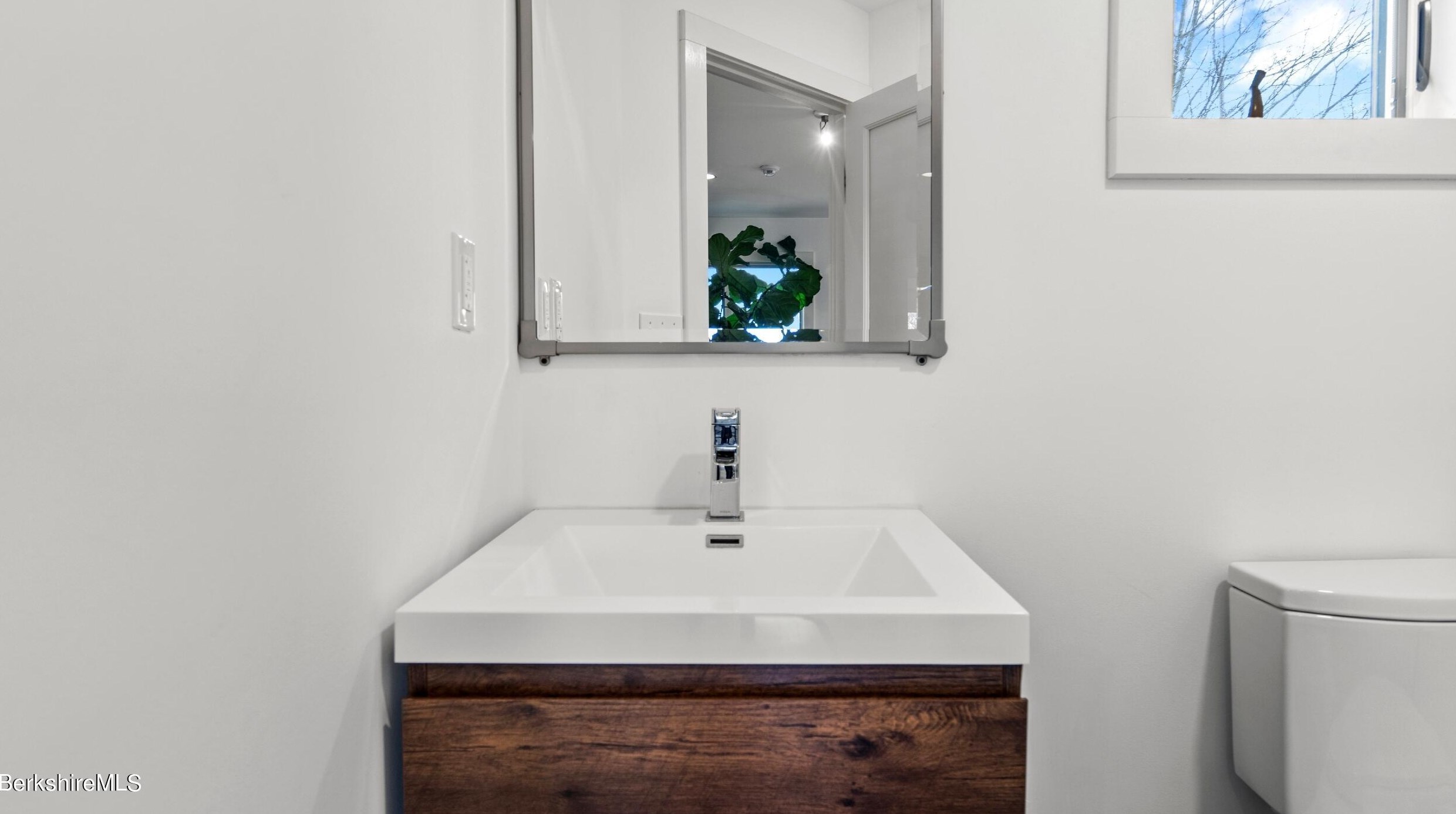 9 Round Hl Rd, Alford MA 01230-1557 exterior