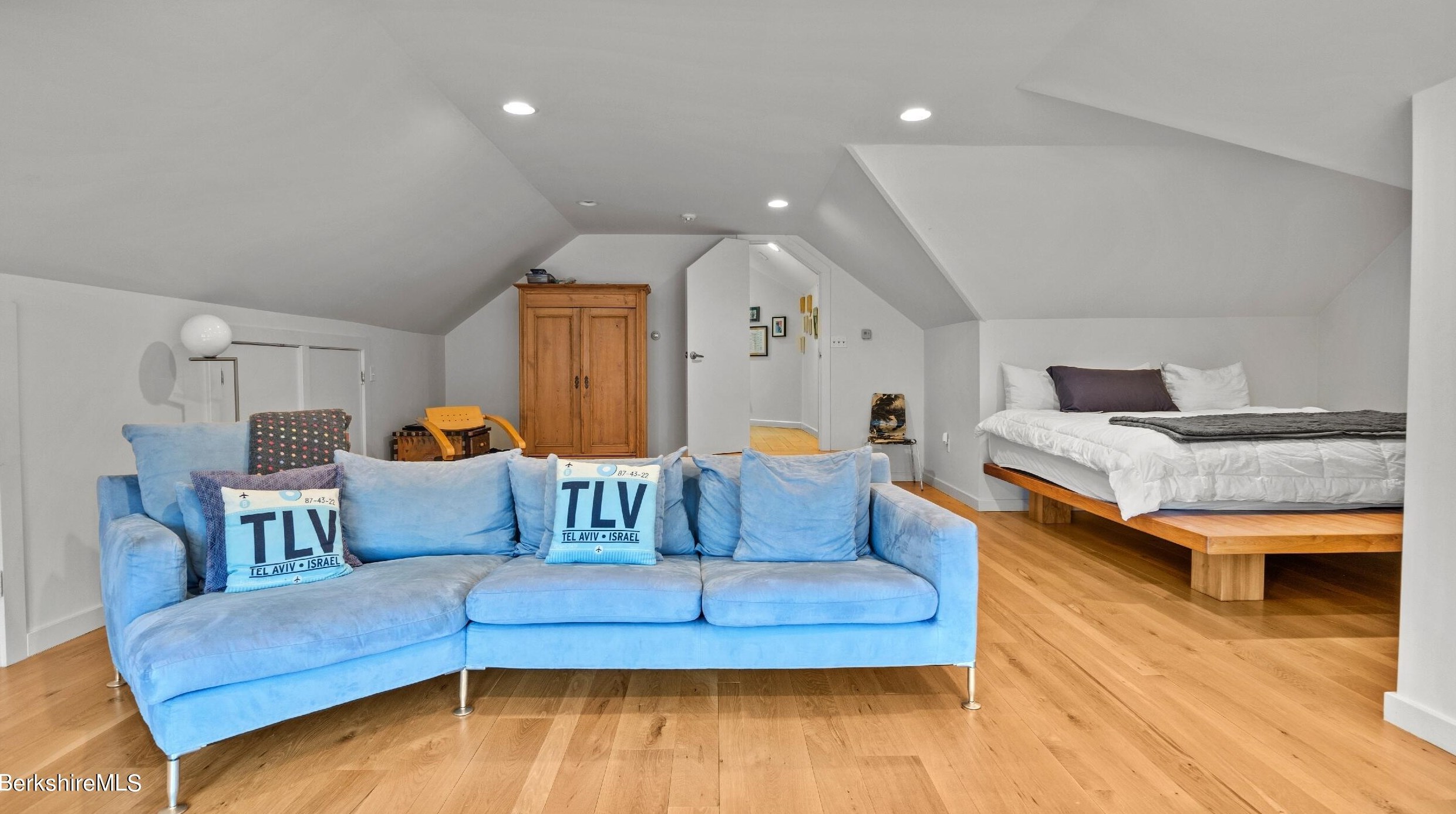 9 Round Hl Rd, Alford MA 01230-1557 exterior