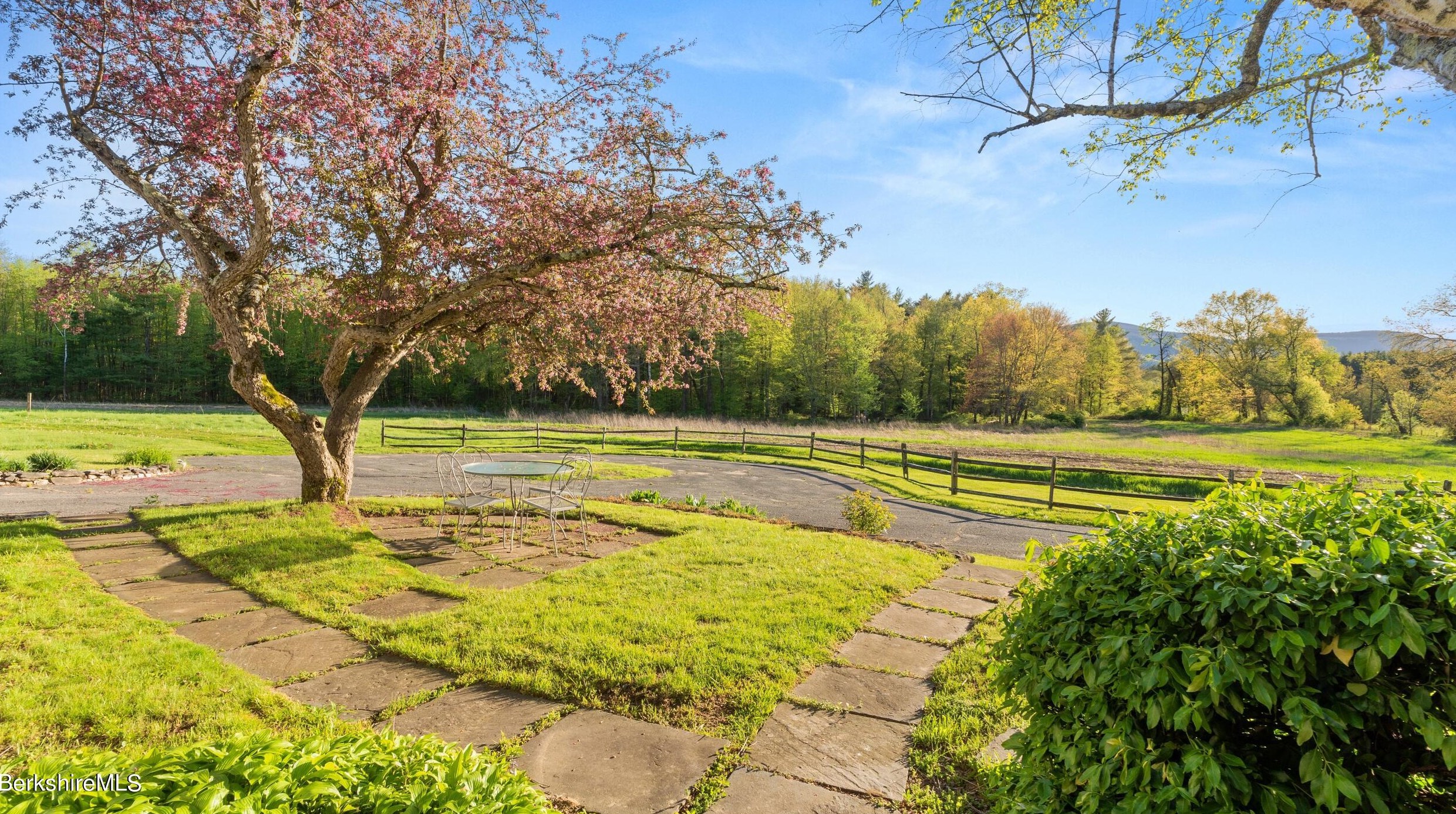 49 Bow Wow Rd, Sheffield MA 01257-9609 exterior