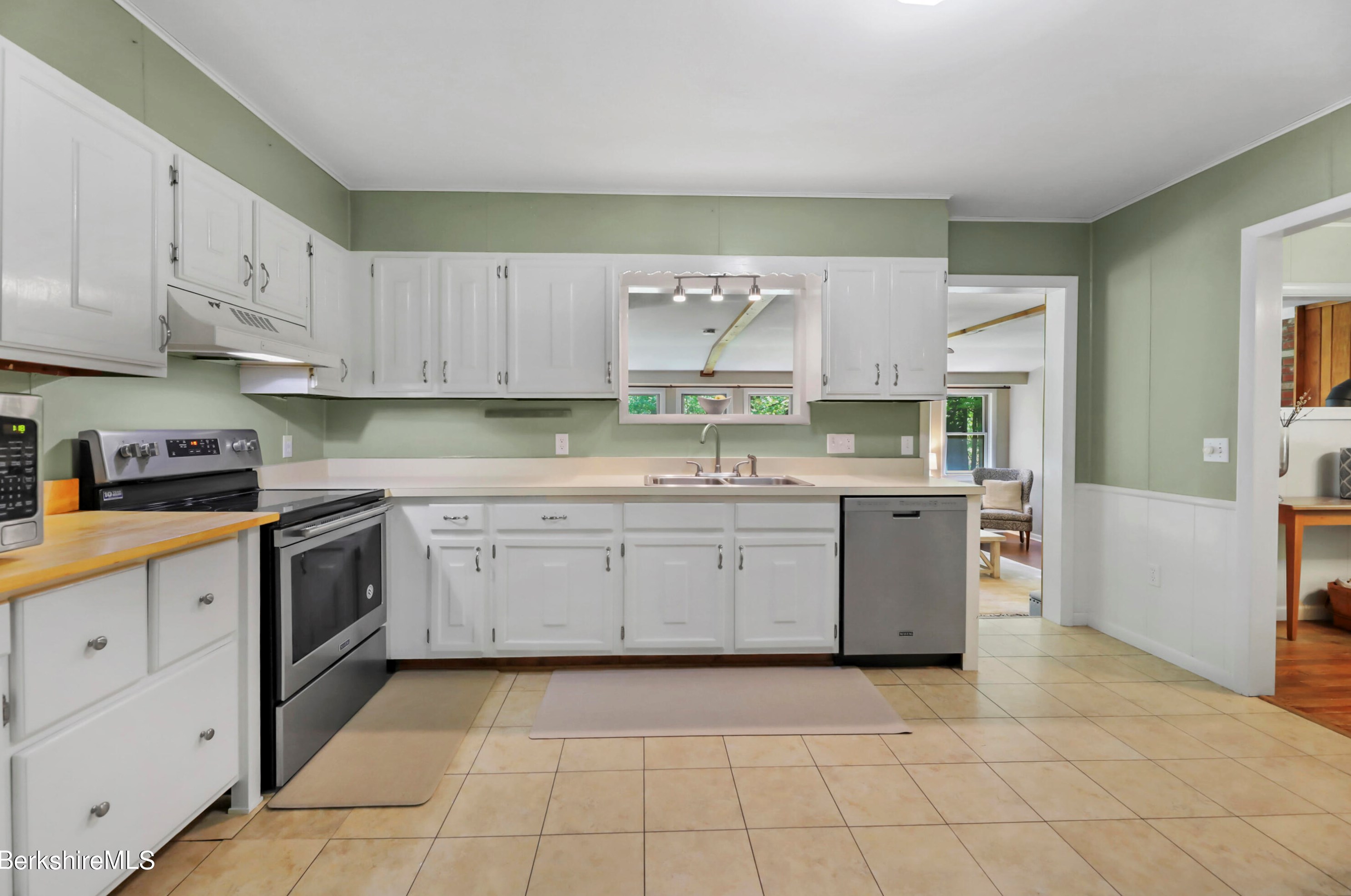 92 Hubbard St, Lenox MA 01240-2329 exterior