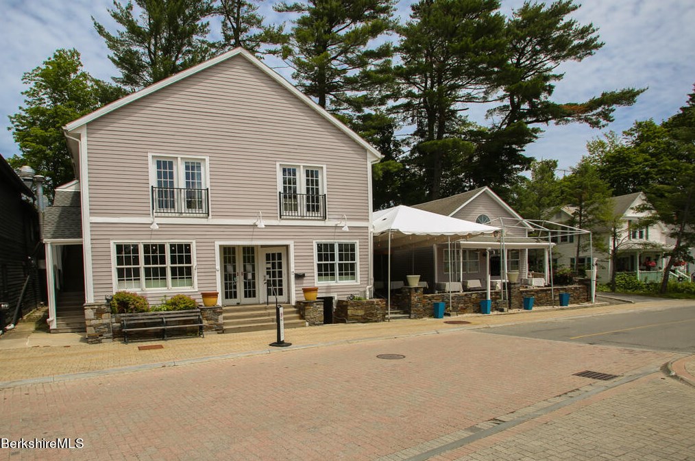 15 Franklin St, Lenox MA 01240-2304 exterior